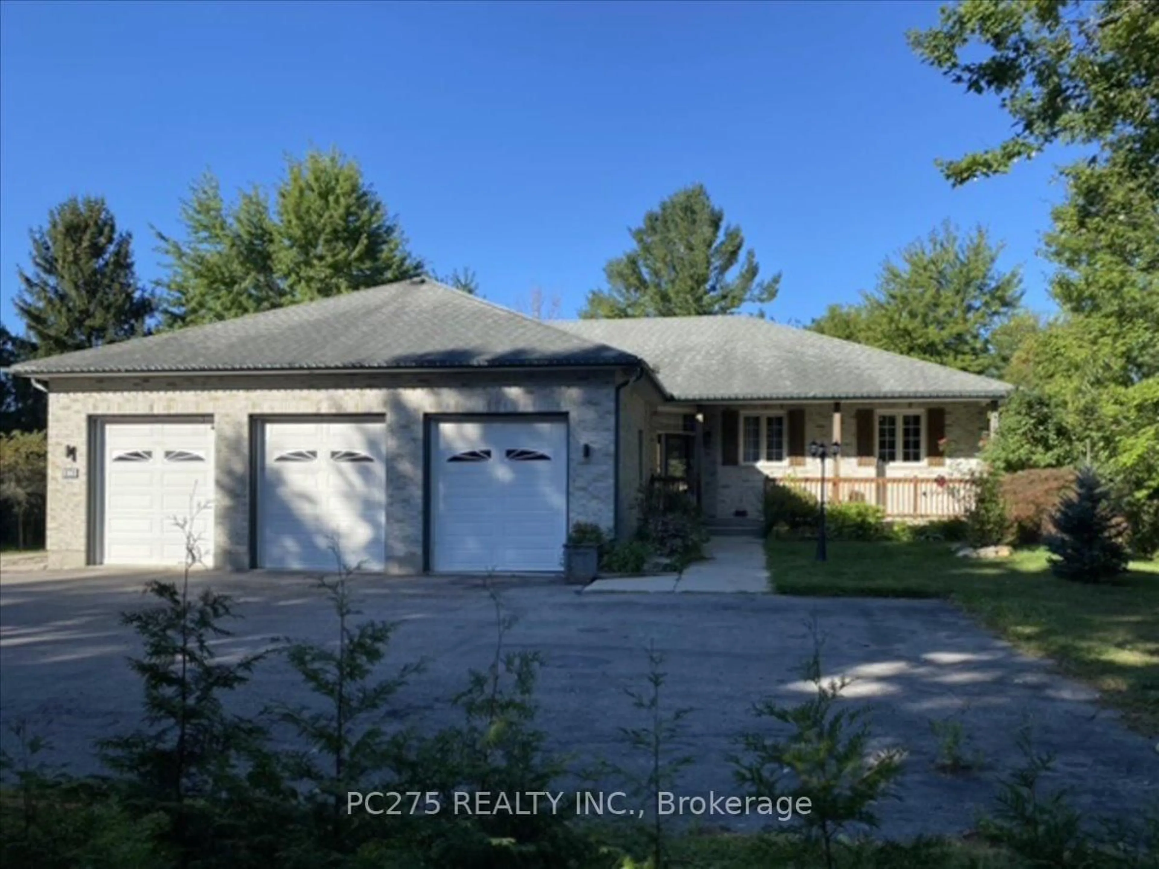 A pic from outside/outdoor area/front of a property/back of a property/a pic from drone, unknown for 1163 Crumlin Sdrd, London East Ontario N5V 1R6