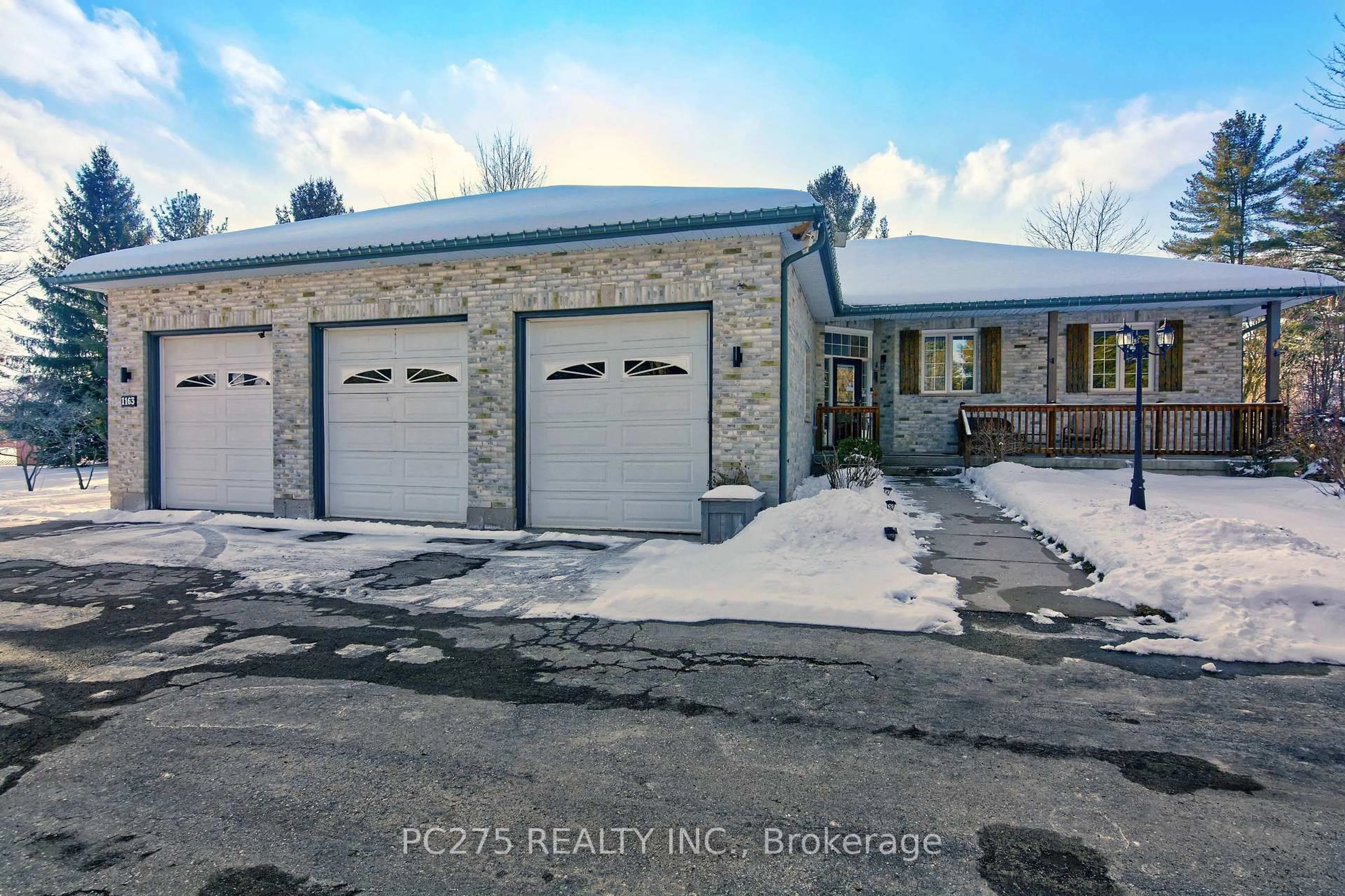 A pic from outside/outdoor area/front of a property/back of a property/a pic from drone, street for 1163 Crumlin Sdrd, London East Ontario N5V 1R6