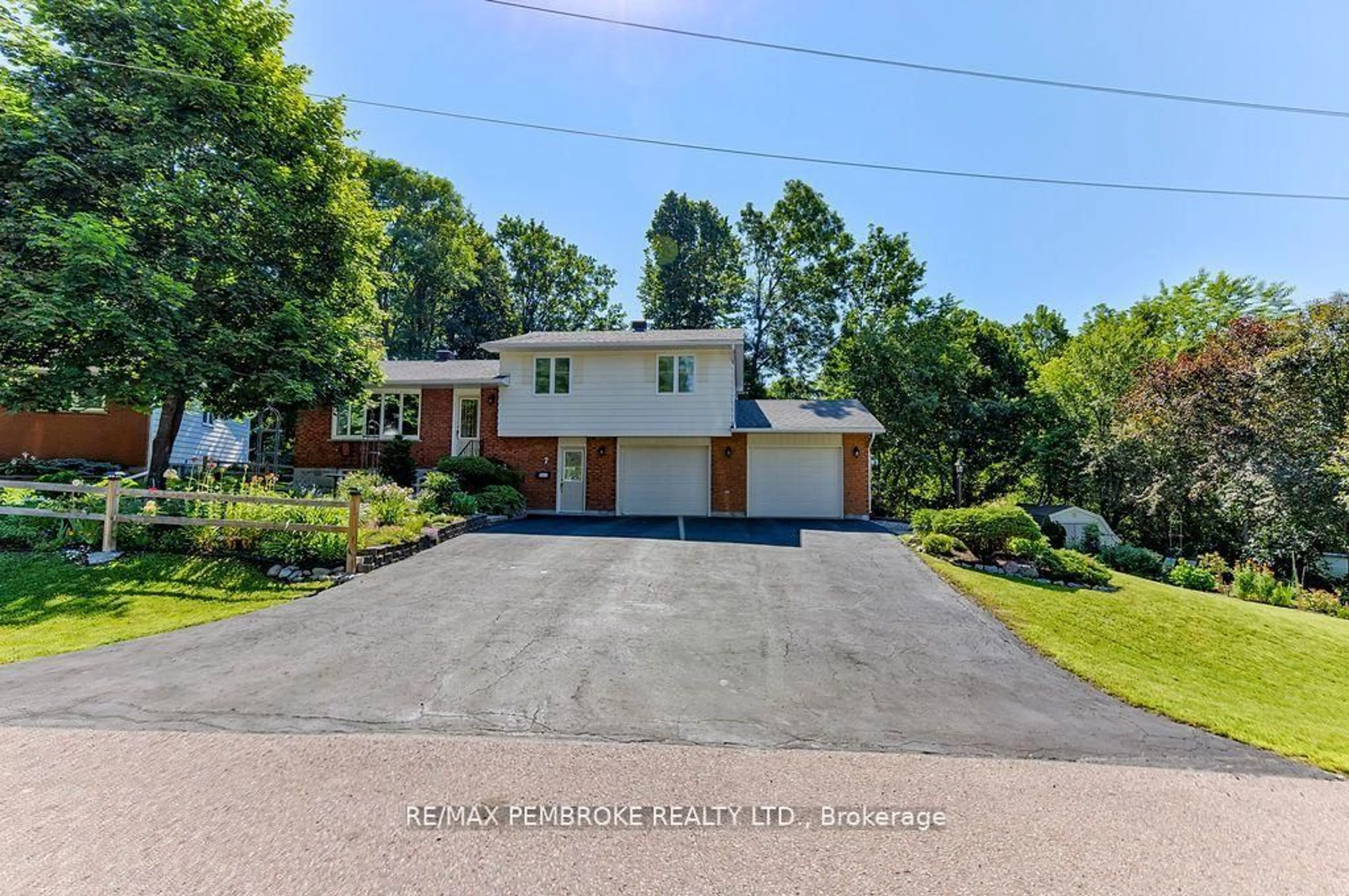 A pic from outside/outdoor area/front of a property/back of a property/a pic from drone, street for 7 Indian Crt, Laurentian Valley Ontario K8A 7V3