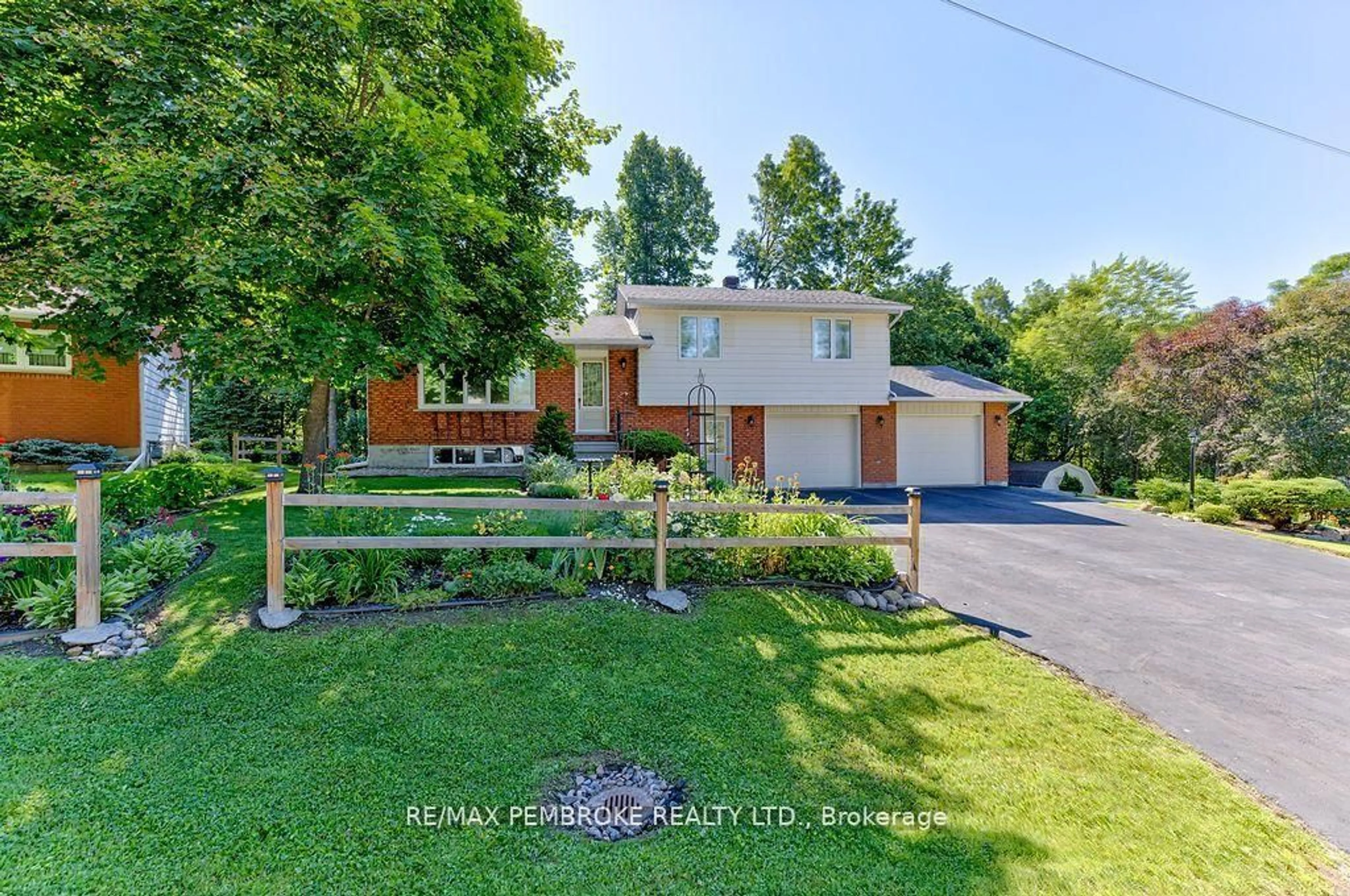 A pic from outside/outdoor area/front of a property/back of a property/a pic from drone, street for 7 Indian Crt, Laurentian Valley Ontario K8A 7V3
