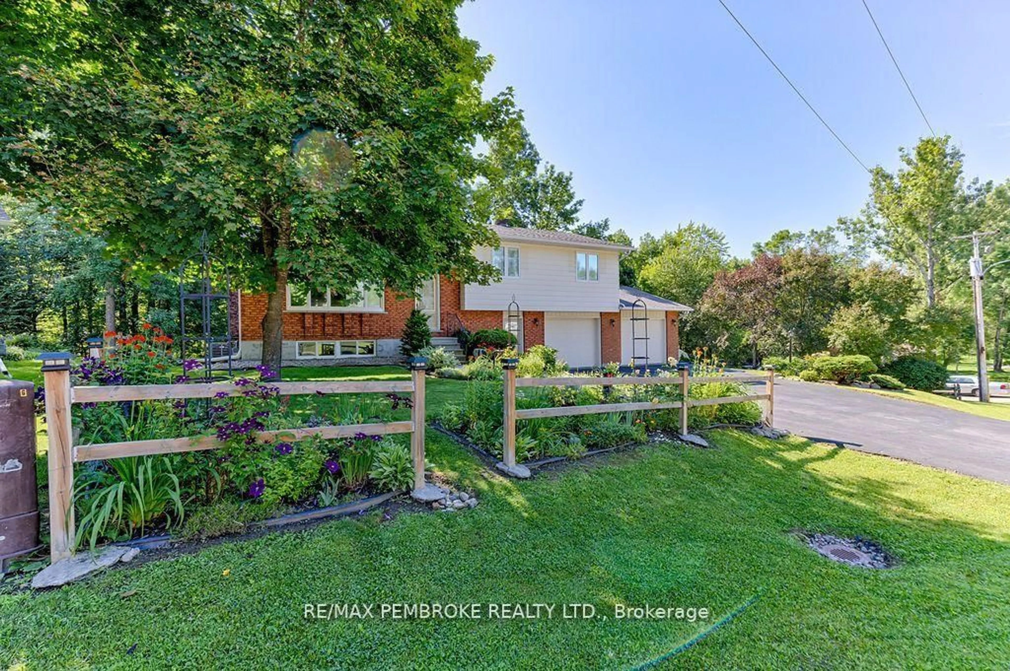 A pic from outside/outdoor area/front of a property/back of a property/a pic from drone, street for 7 Indian Crt, Laurentian Valley Ontario K8A 7V3