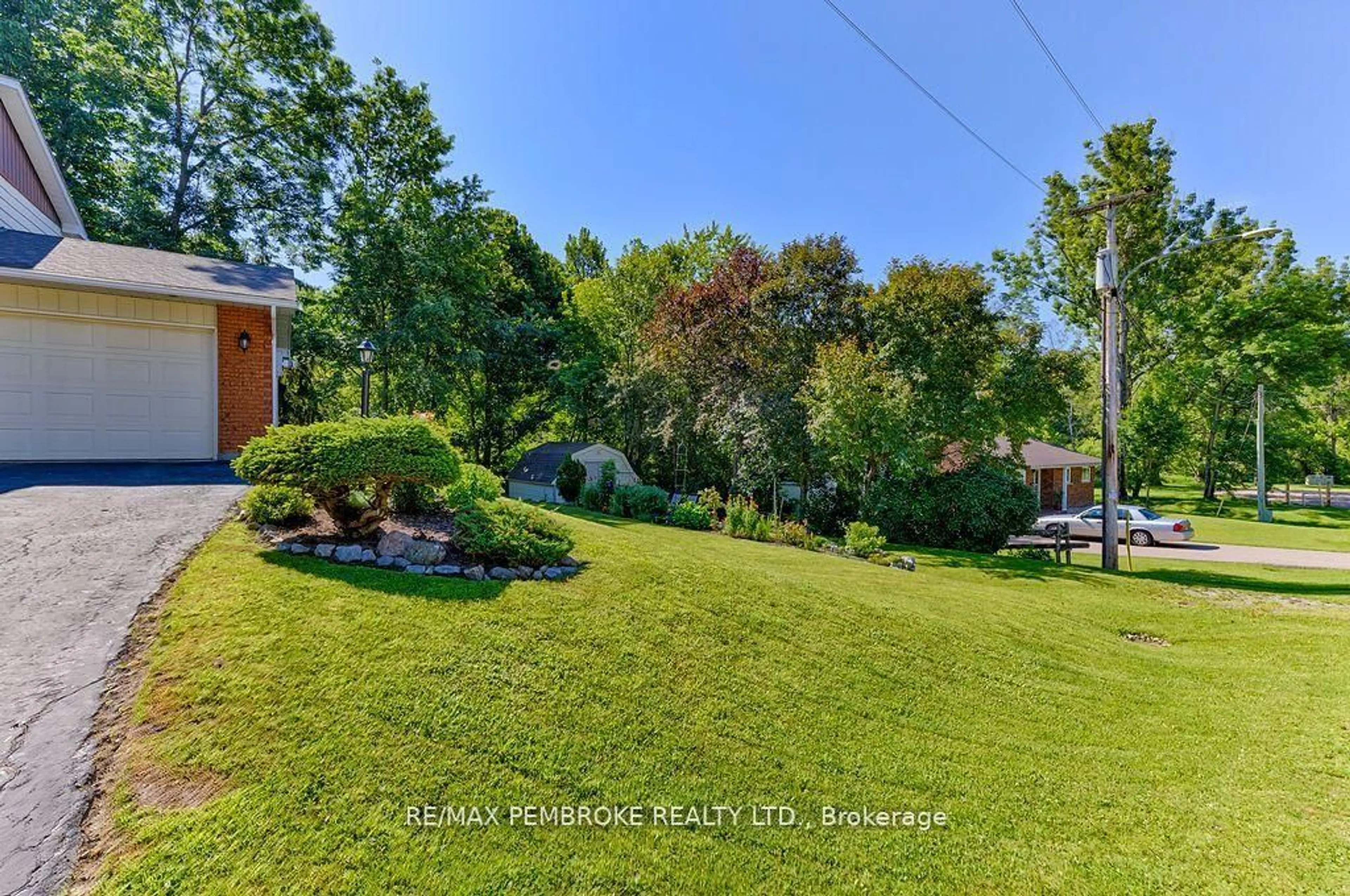 A pic from outside/outdoor area/front of a property/back of a property/a pic from drone, water/lake/river/ocean view for 7 Indian Crt, Laurentian Valley Ontario K8A 7V3
