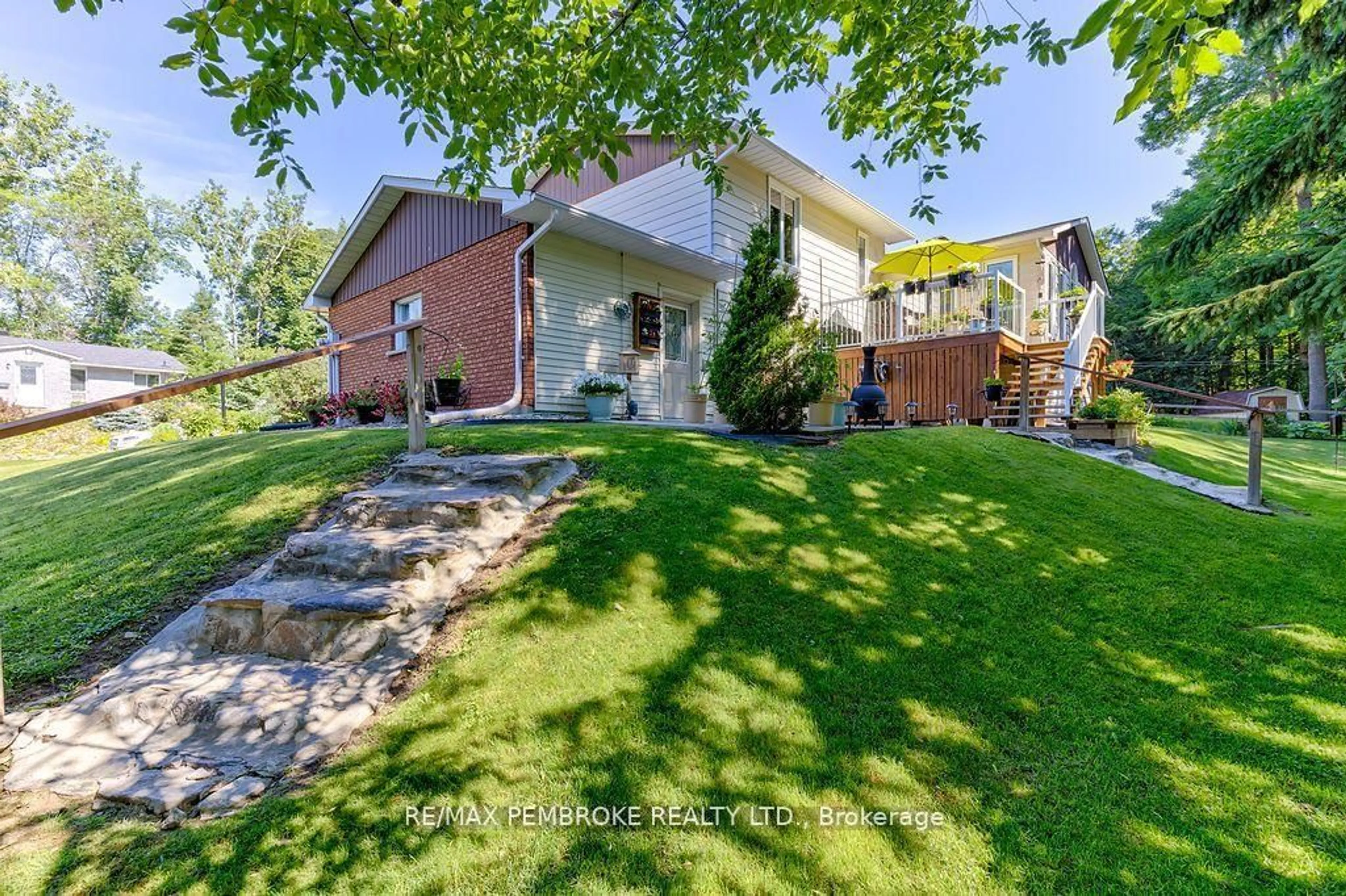 Home with brick exterior material, street for 7 Indian Crt, Laurentian Valley Ontario K8A 7V3