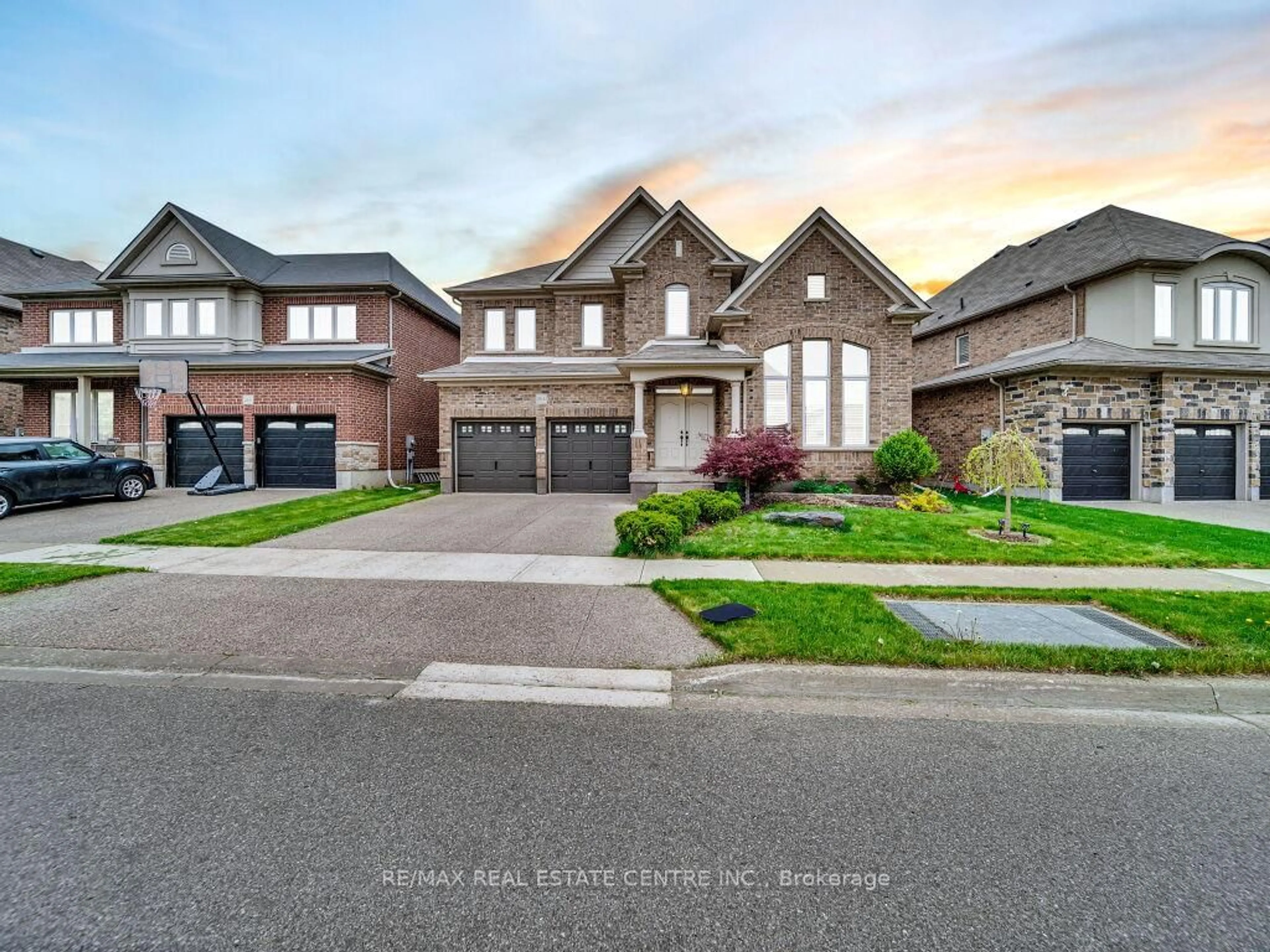 Home with brick exterior material, street for 264 Evens Pond Cres, Kitchener Ontario N2R 0B8