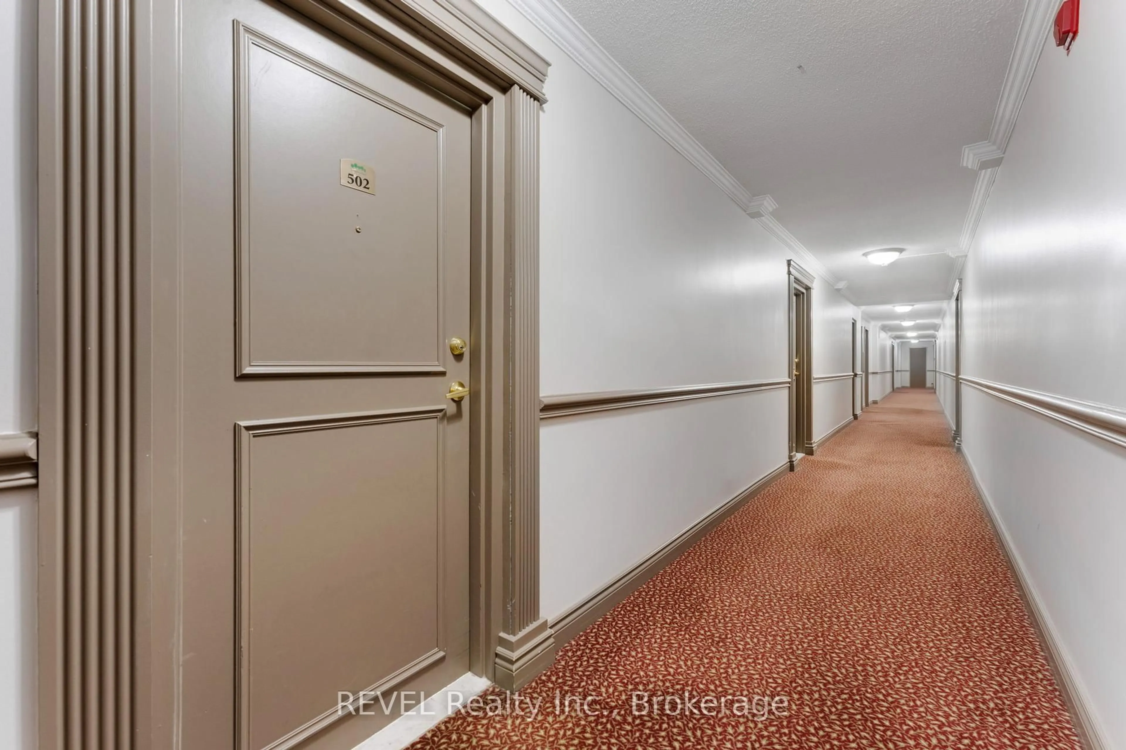 Indoor foyer for 6390 Huggins St #502, Niagara Falls Ontario L2H 1H1