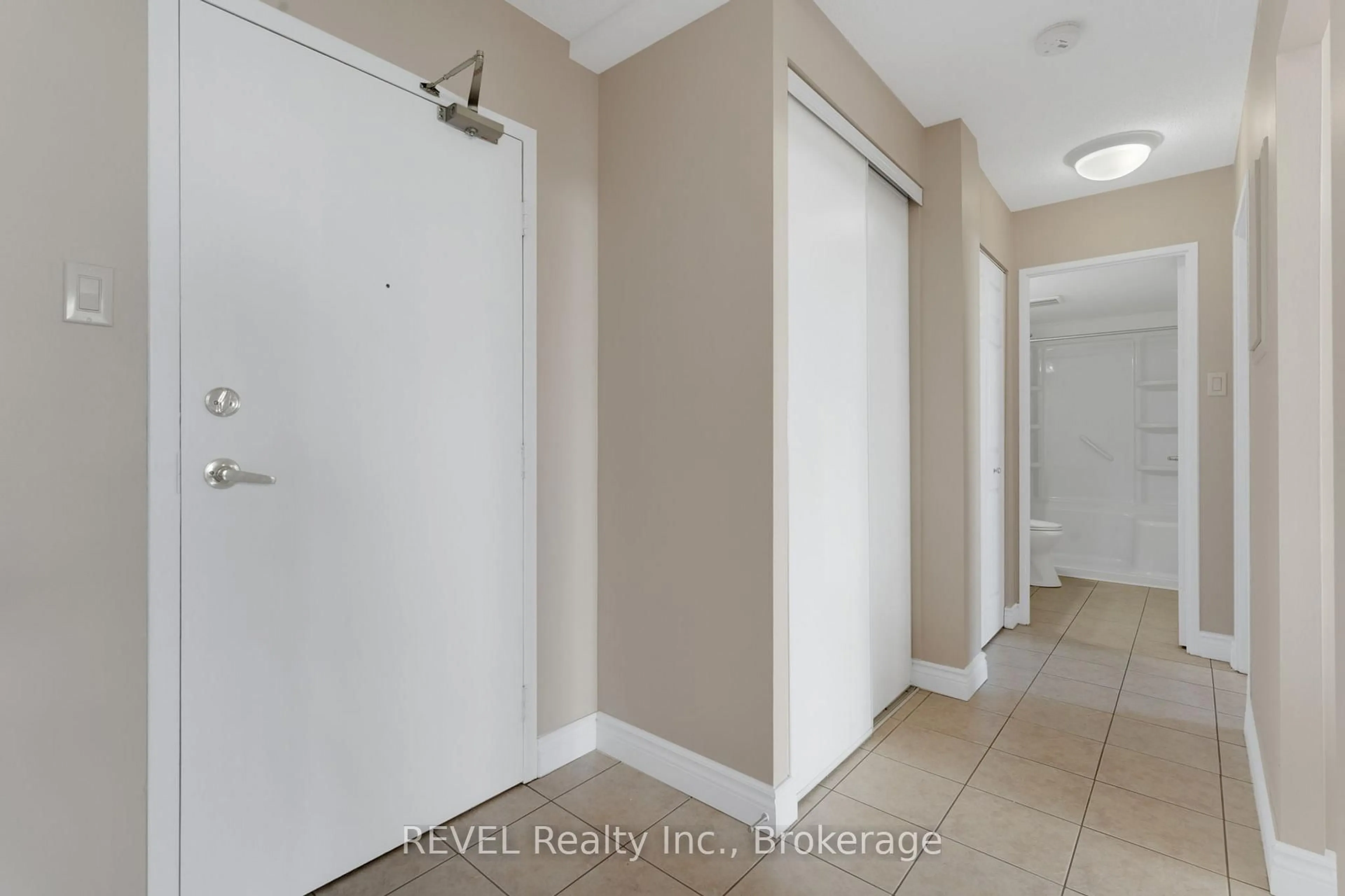 Indoor entryway for 6390 Huggins St #502, Niagara Falls Ontario L2H 1H1