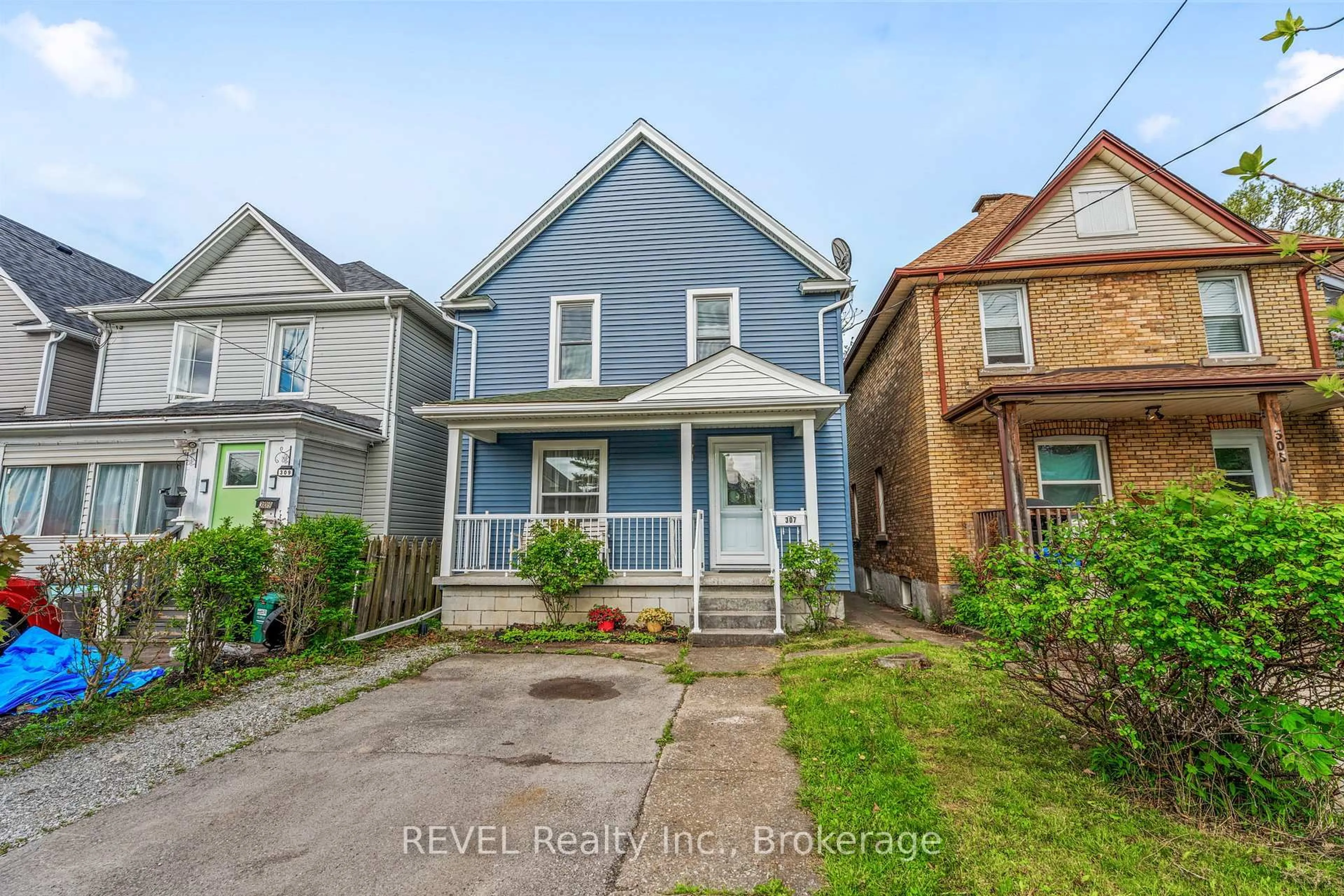 A pic from outside/outdoor area/front of a property/back of a property/a pic from drone, street for 307 Burgar St, Welland Ontario L3B 2T5
