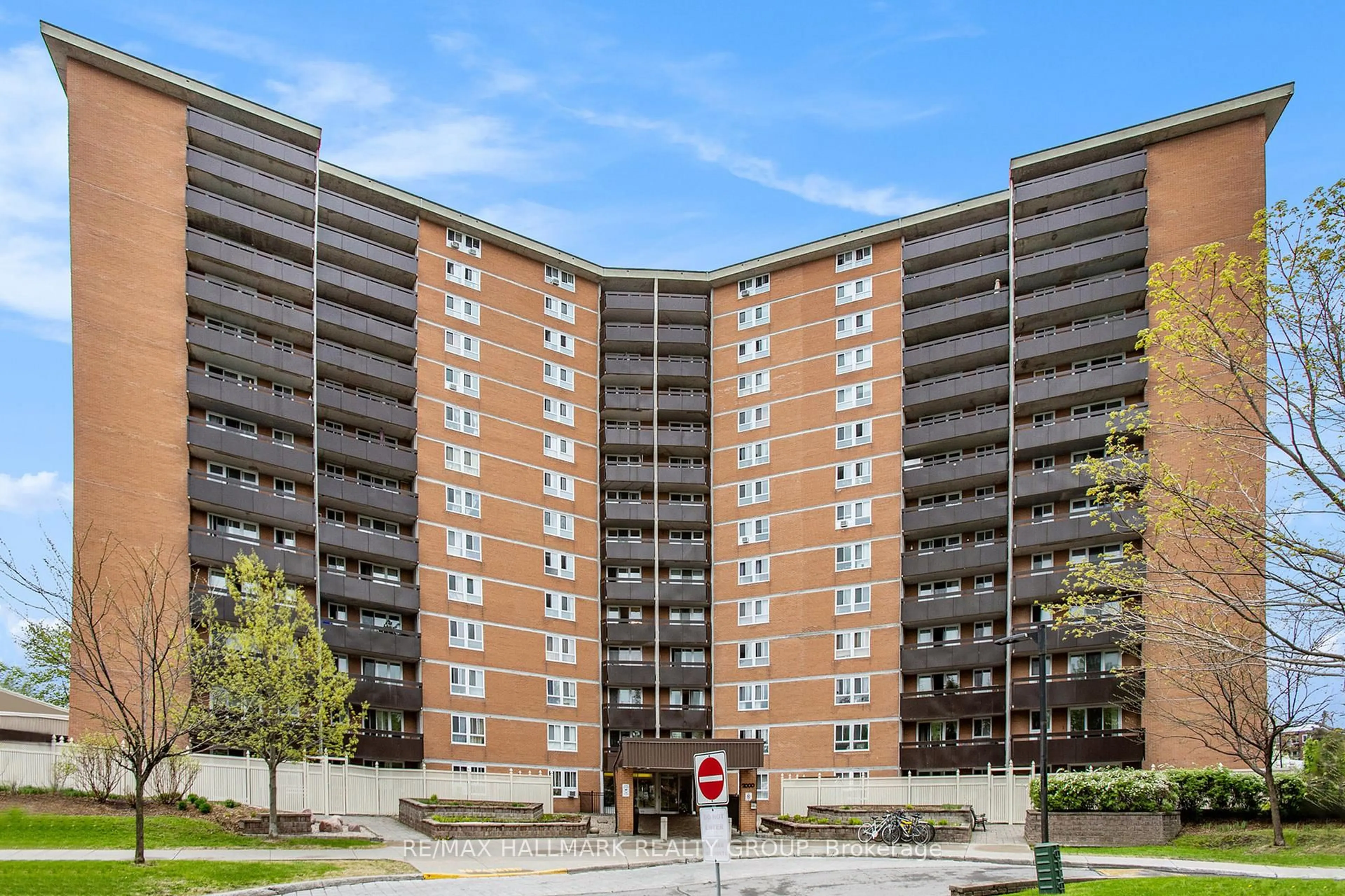Patio, building for 2000 Jasmine Cres #1508, Ottawa Ontario K1J 8K4