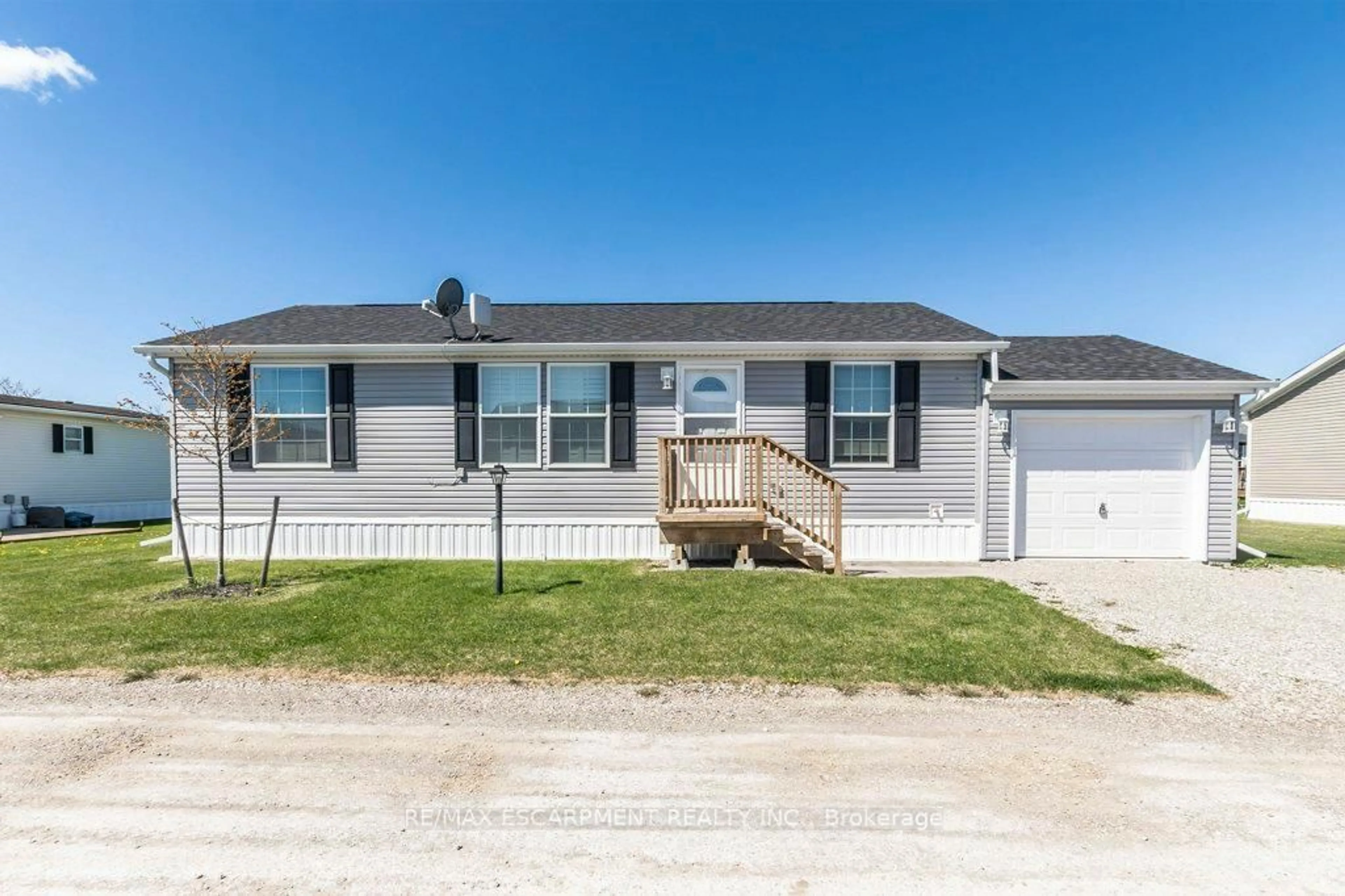 Home with vinyl exterior material, street for 9 Hickory Hllw, Haldimand Ontario N0A 1L0