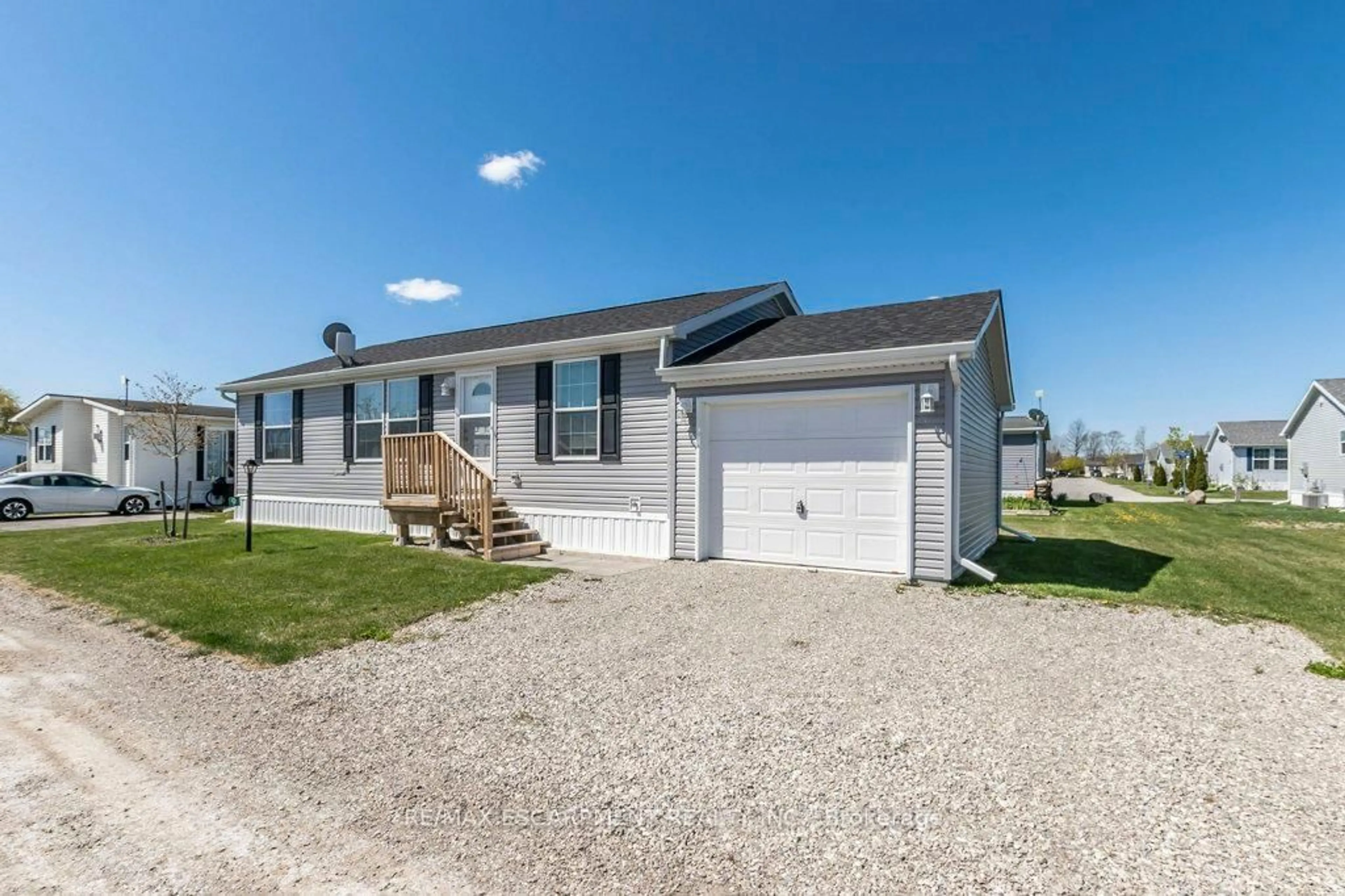 Home with vinyl exterior material, street for 9 Hickory Hllw, Haldimand Ontario N0A 1L0