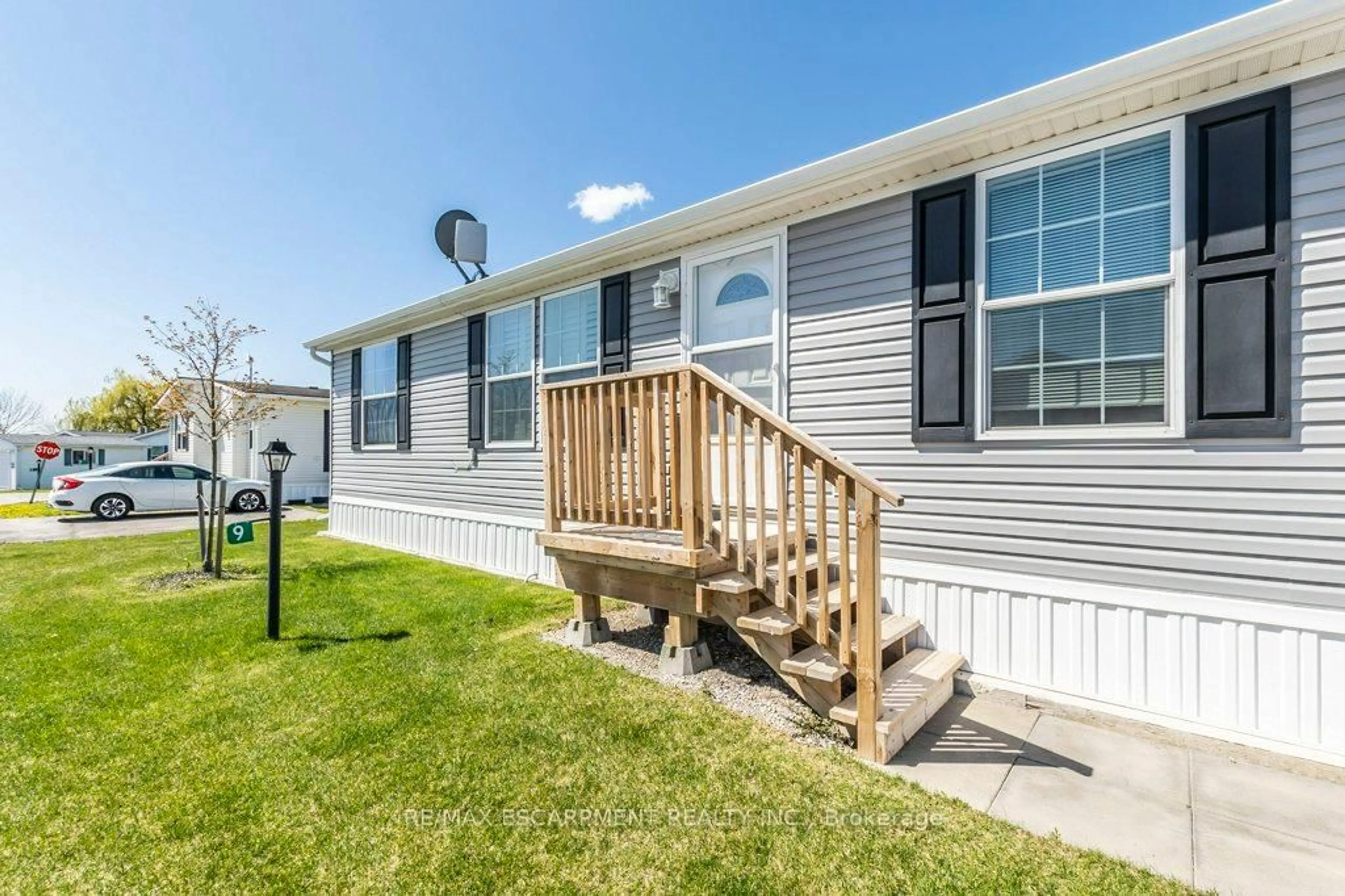 Home with vinyl exterior material, unknown for 9 Hickory Hllw, Haldimand Ontario N0A 1L0