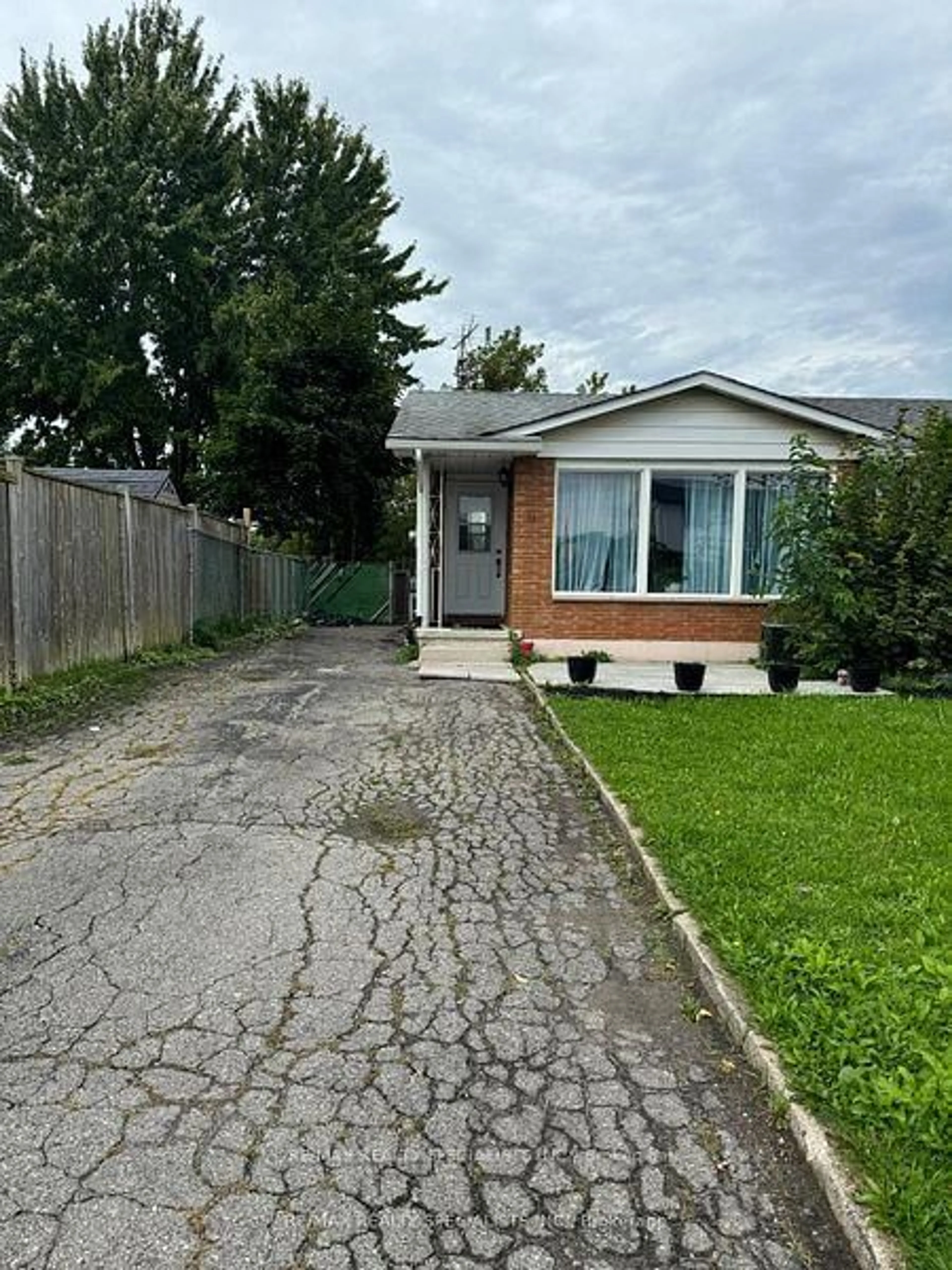 A pic from outside/outdoor area/front of a property/back of a property/a pic from drone, street for 32 Canterbury Dr, St. Catharines Ontario L2P 3M7