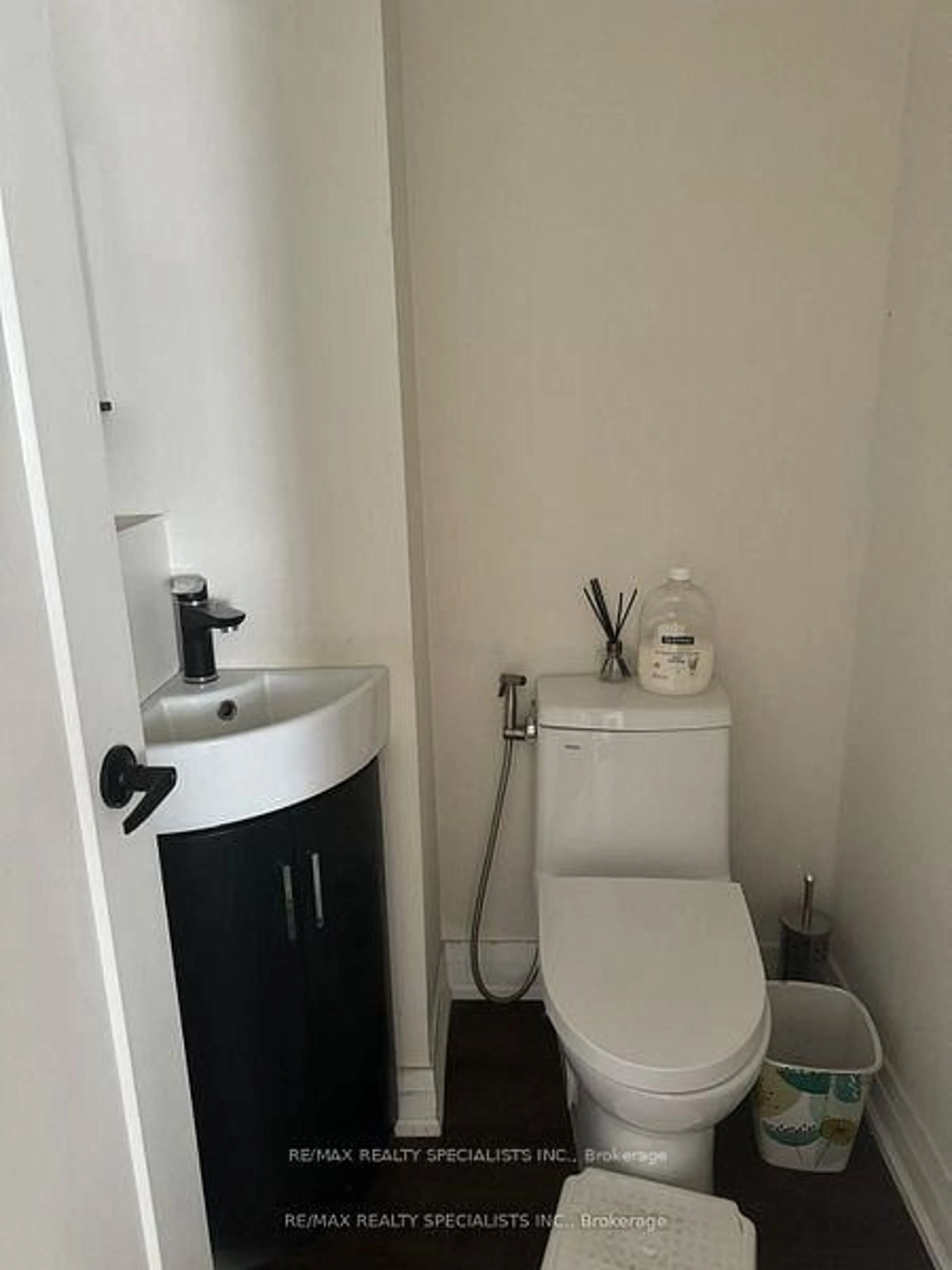 A pic of a room for 32 Canterbury Dr, St. Catharines Ontario L2P 3M7