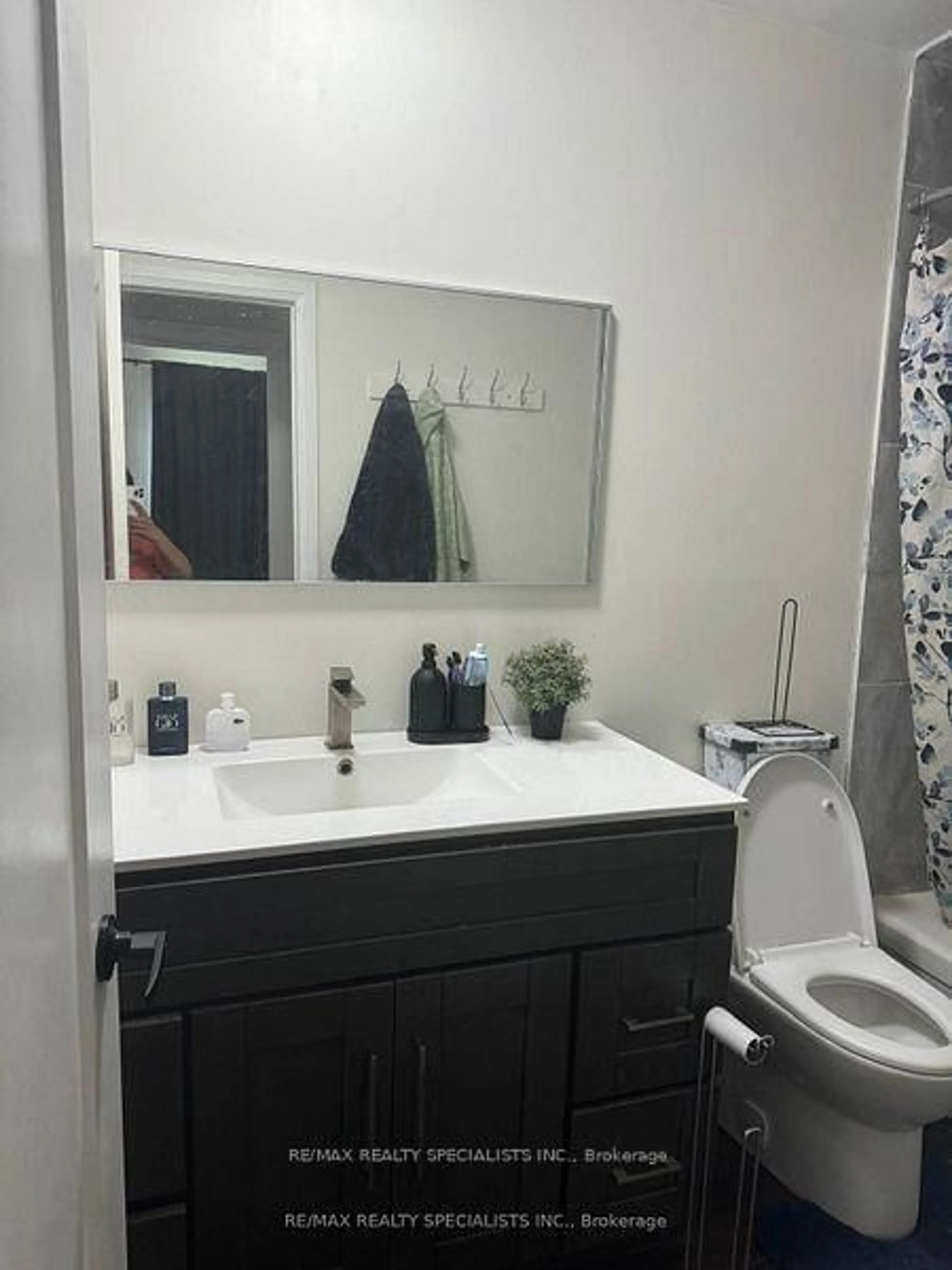 Standard bathroom, unknown for 32 Canterbury Dr, St. Catharines Ontario L2P 3M7