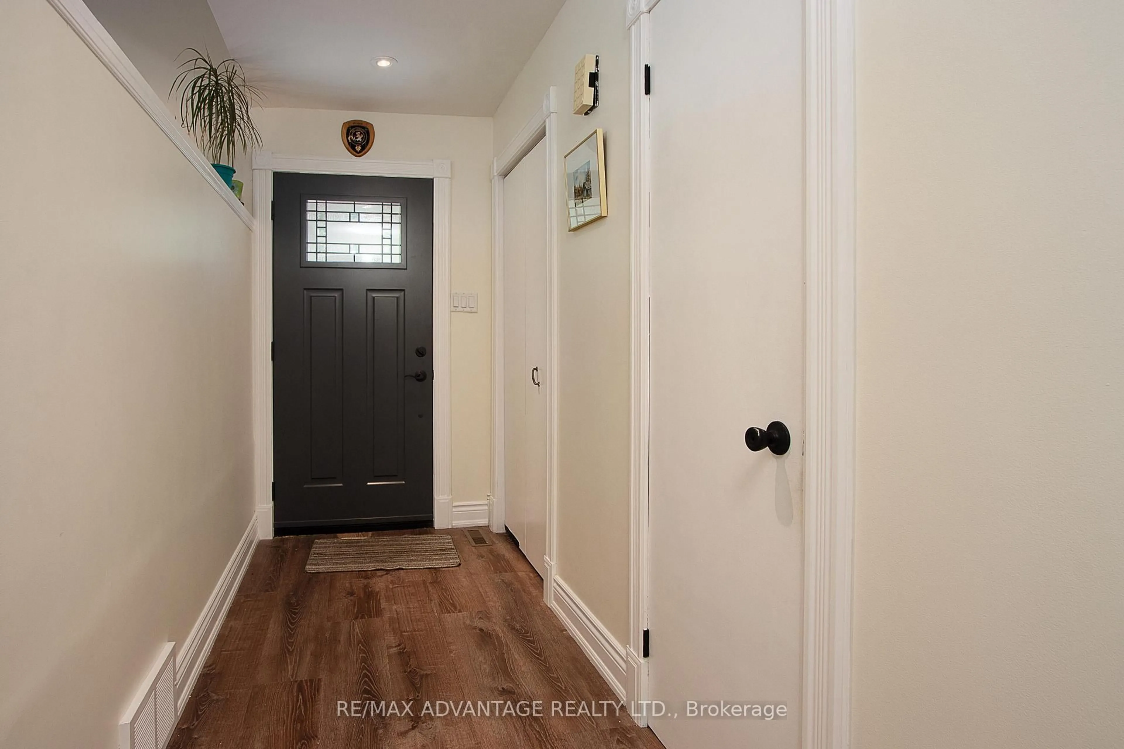 Indoor entryway for 25 Winding Way Cres, London North Ontario N6G 3E8
