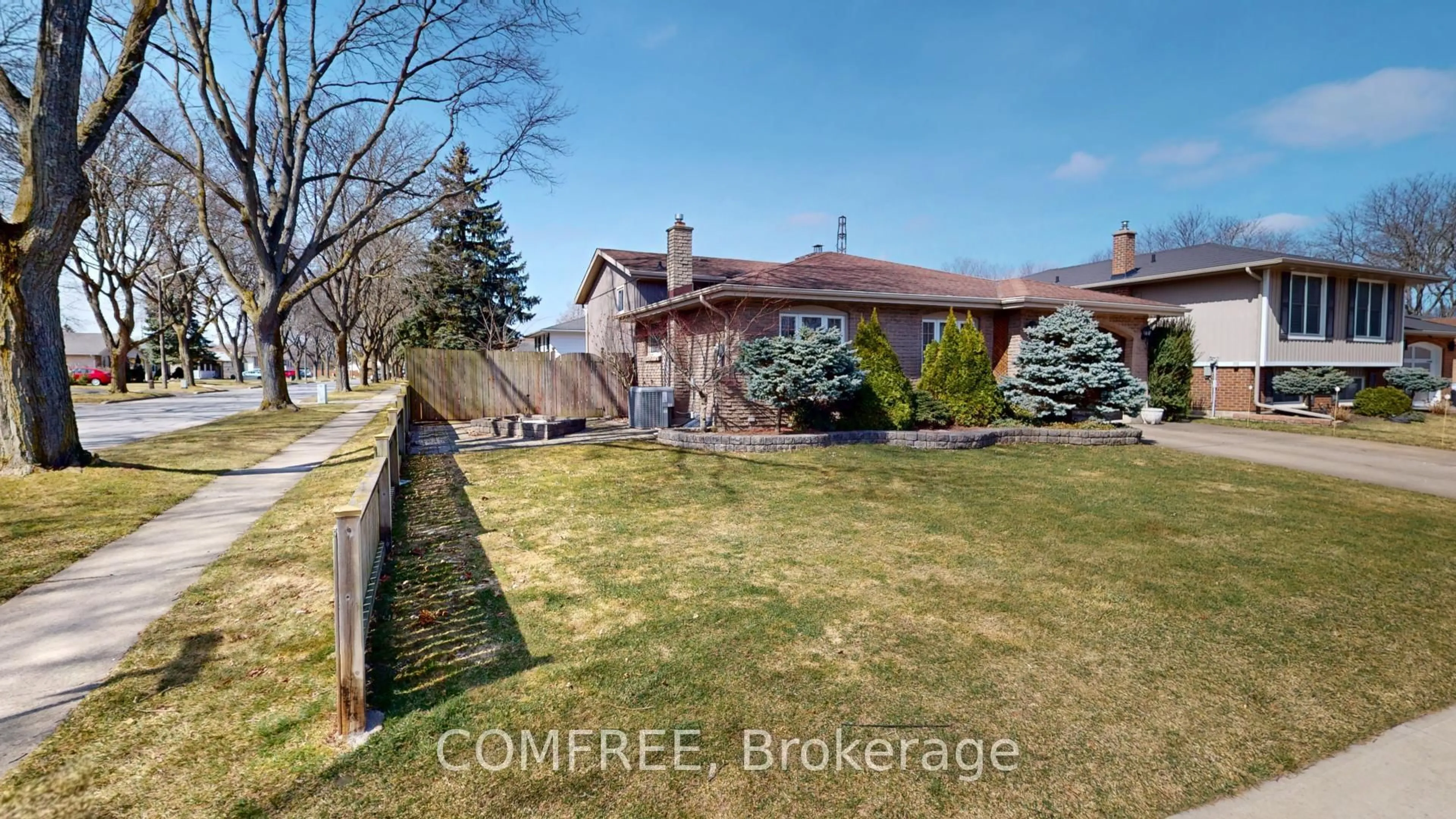 A pic from outside/outdoor area/front of a property/back of a property/a pic from drone, street for 3311 Fairway Rd, Niagara Falls Ontario L2J 3R5