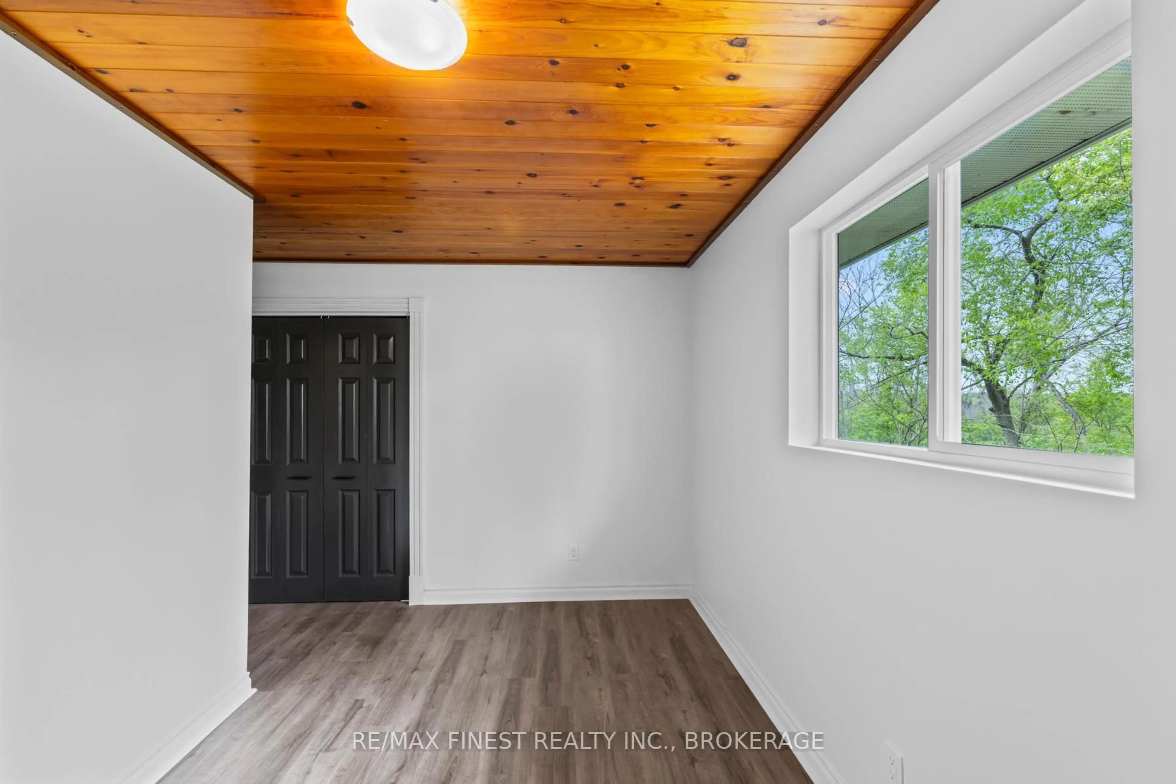 Indoor entryway for 3327 Wilton Rd, Harrowsmith Ontario K0H 1V0