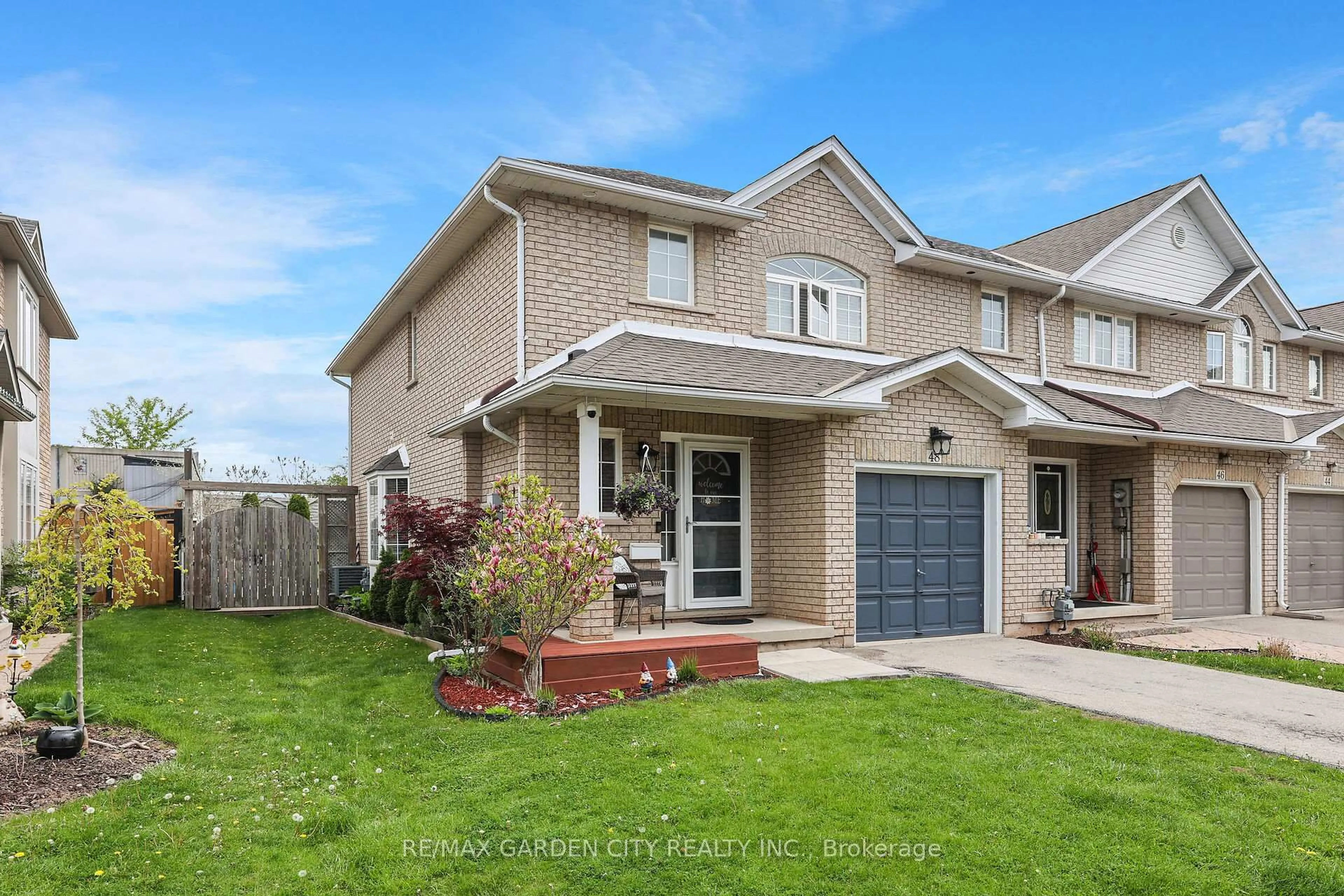 Home with brick exterior material, street for 48 Magnolia Cres, Grimsby Ontario L3M 5N1