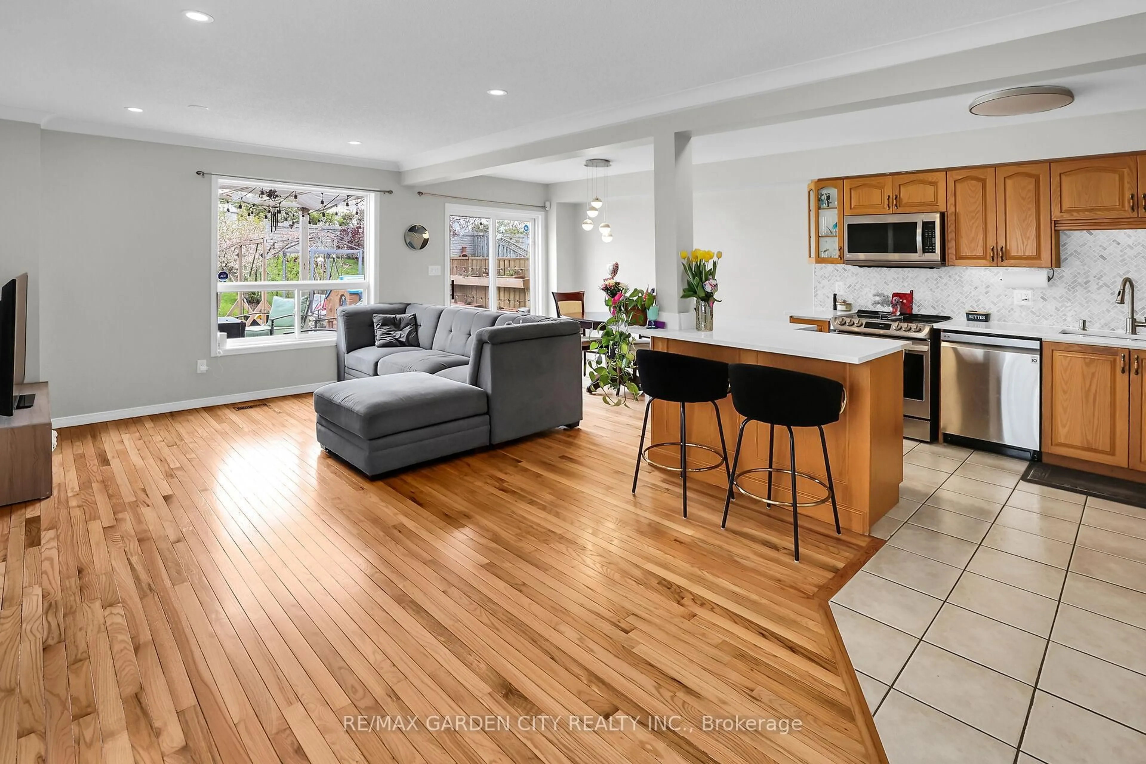 Open concept kitchen, unknown for 48 Magnolia Cres, Grimsby Ontario L3M 5N1