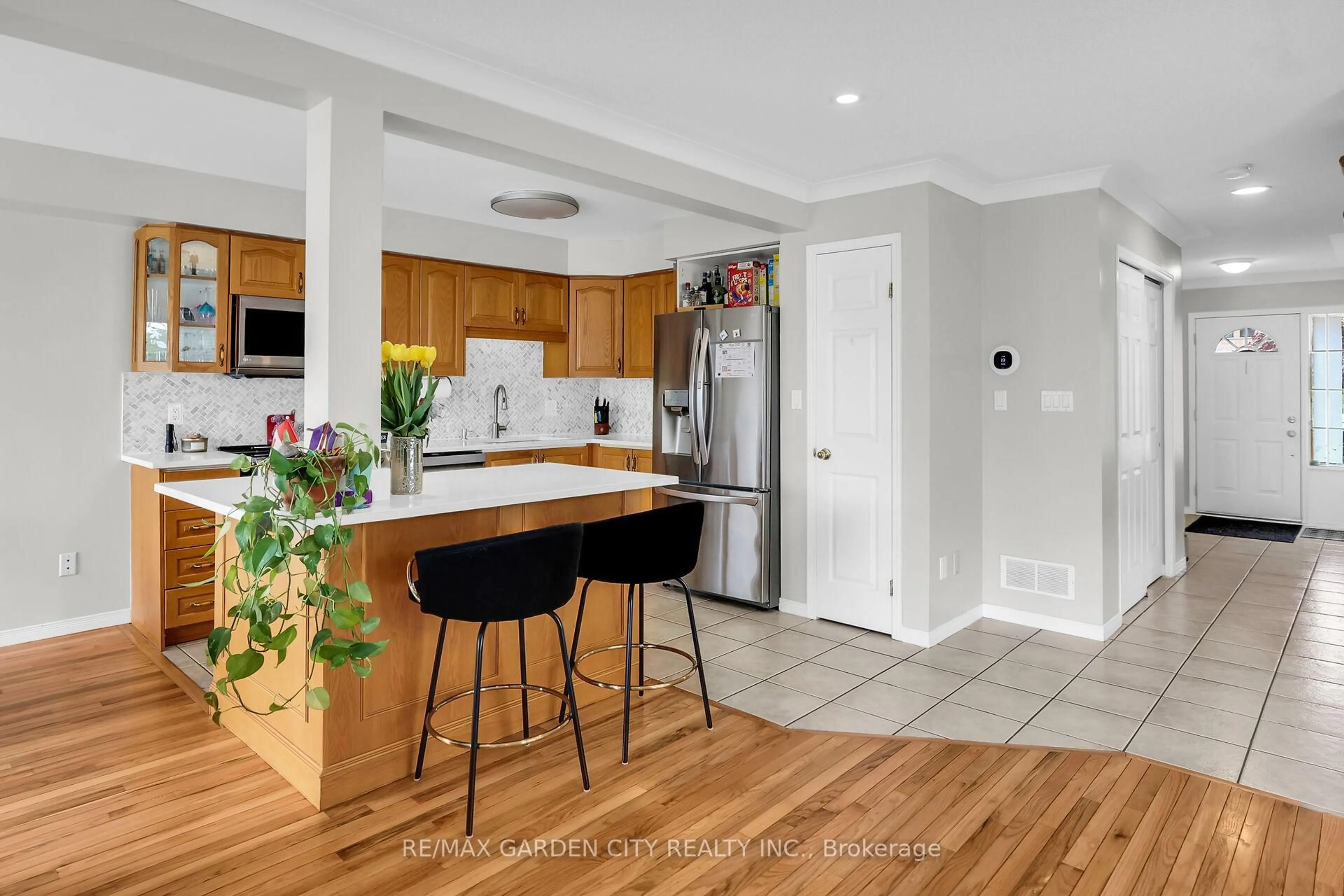 Open concept kitchen, unknown for 48 Magnolia Cres, Grimsby Ontario L3M 5N1