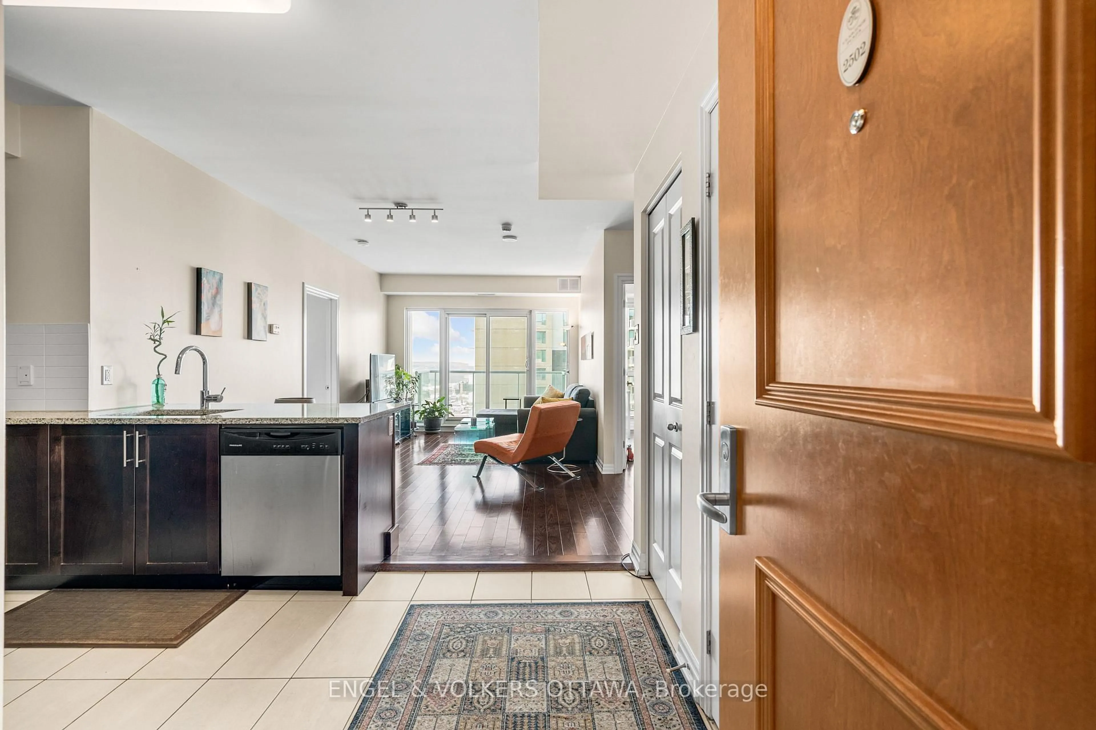Indoor entryway for 242 Rideau St #2502, Ottawa Ontario K1N 0B7