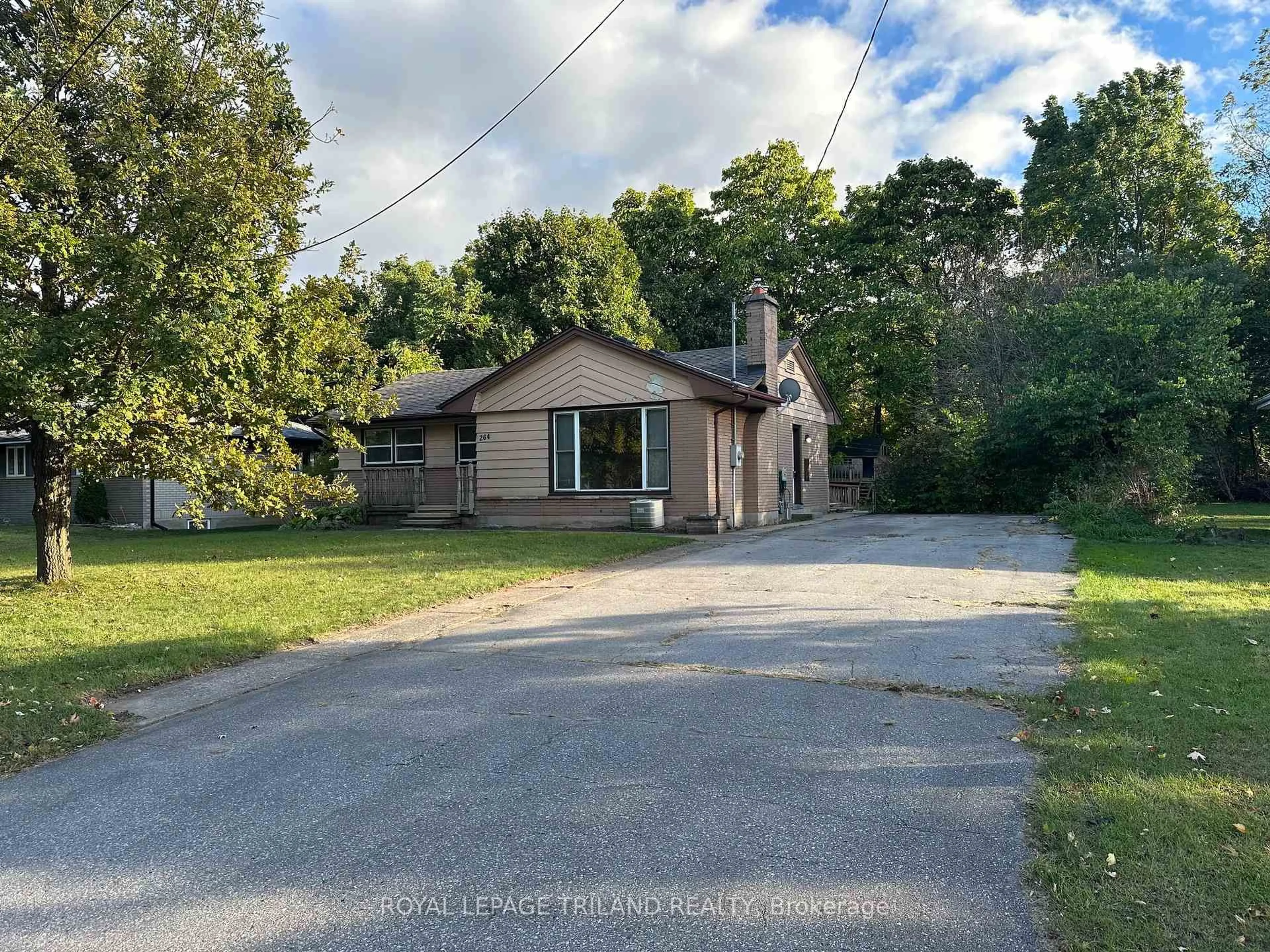 A pic from outside/outdoor area/front of a property/back of a property/a pic from drone, street for 264 Trott Dr, London North Ontario N6G 1B5