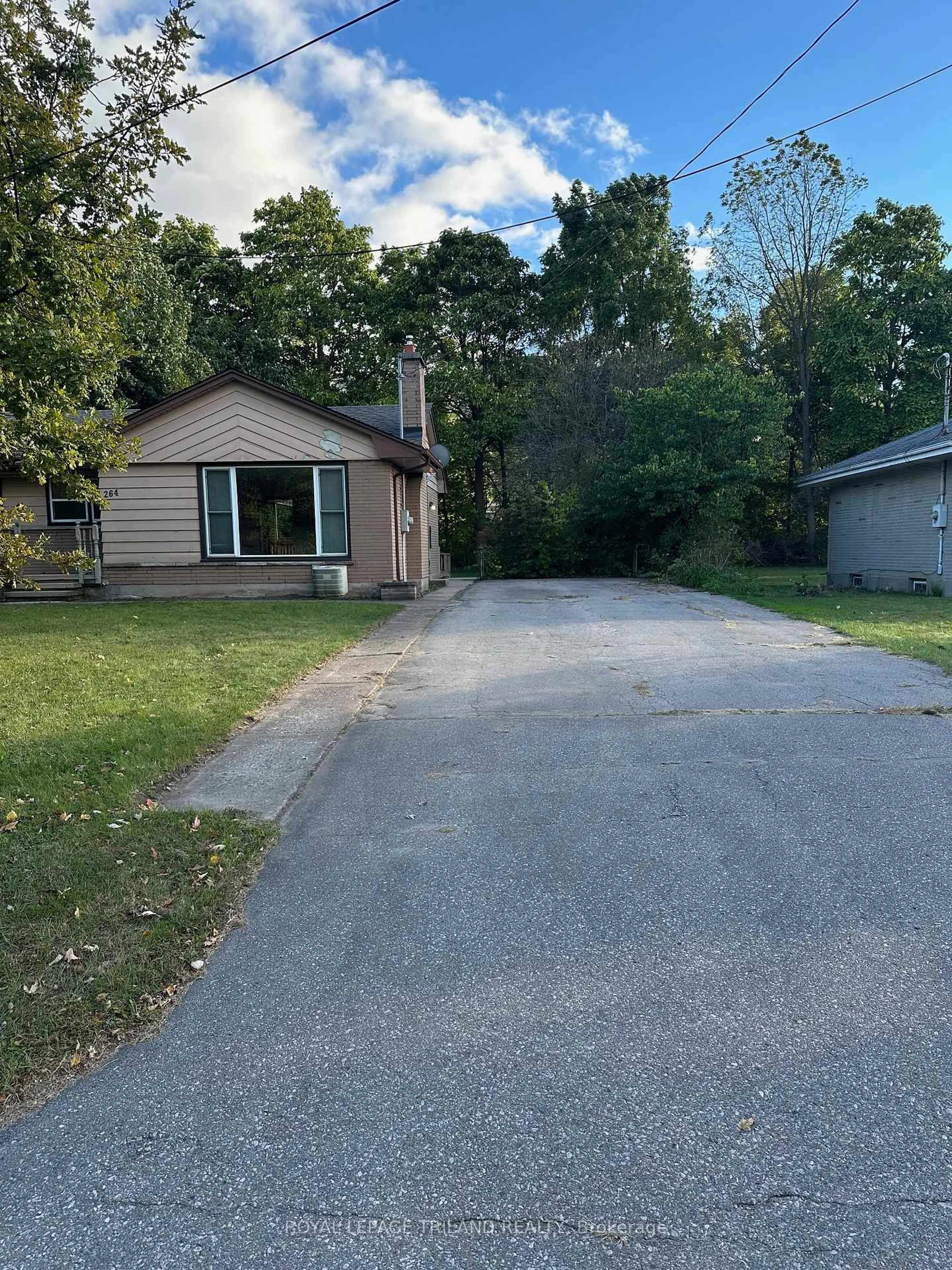 A pic from outside/outdoor area/front of a property/back of a property/a pic from drone, street for 264 Trott Dr, London North Ontario N6G 1B5
