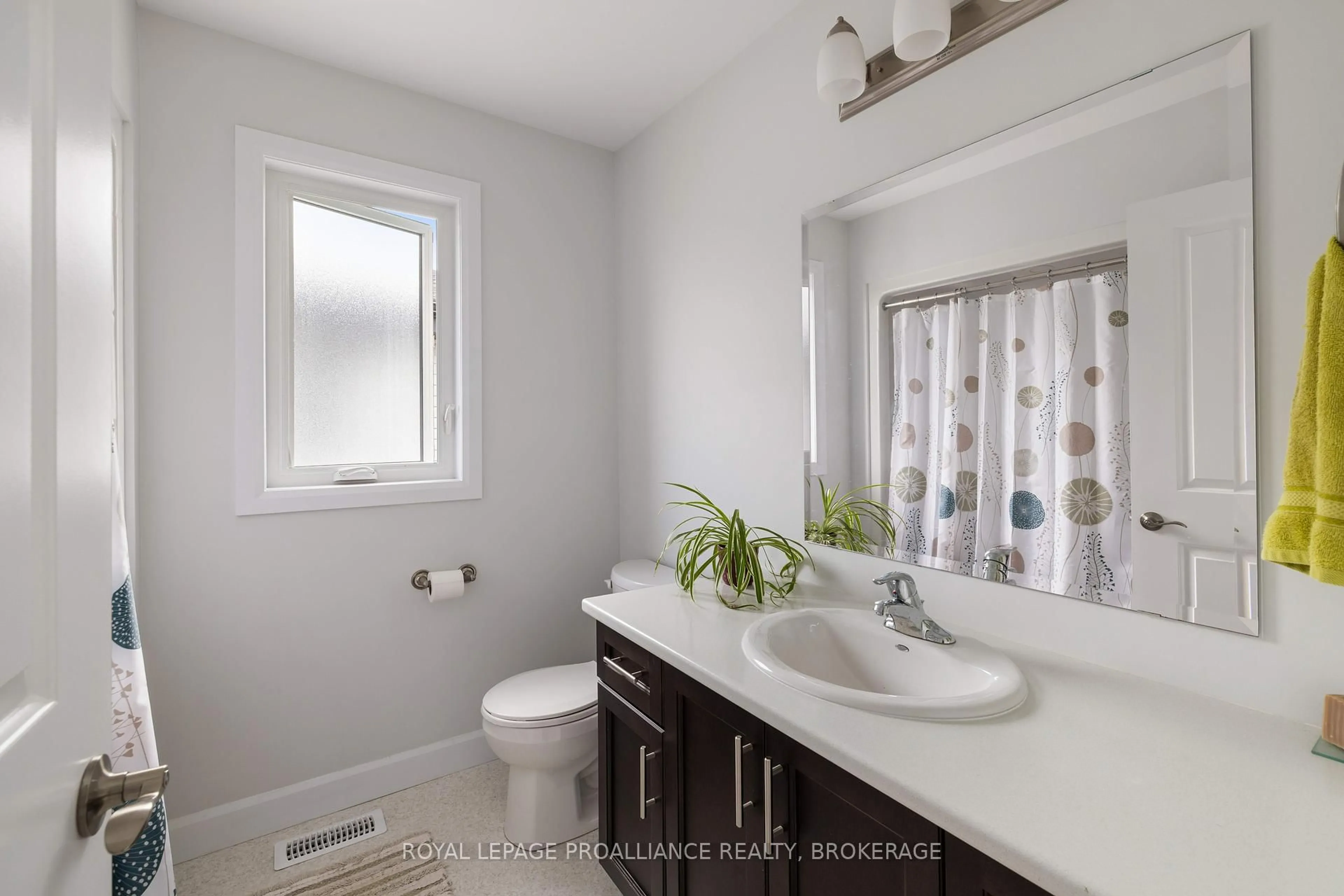 Standard bathroom, ceramic/tile floor for 109 Superior Dr, Loyalist Ontario K7N 0E5