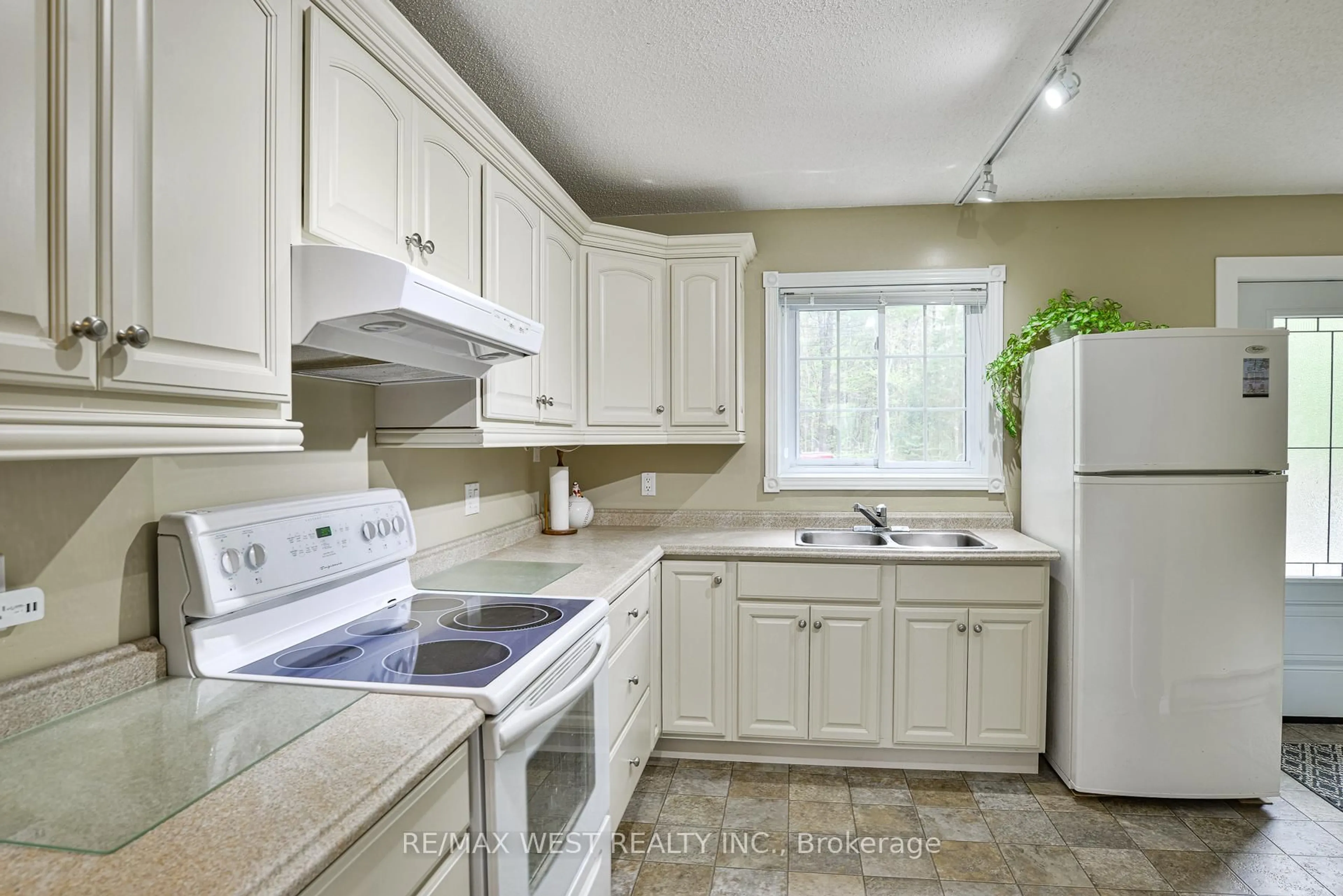 Standard kitchen, ceramic/tile floor for 1162 Burlmarie Rd #1, Lake of Bays Ontario P0B 1A0