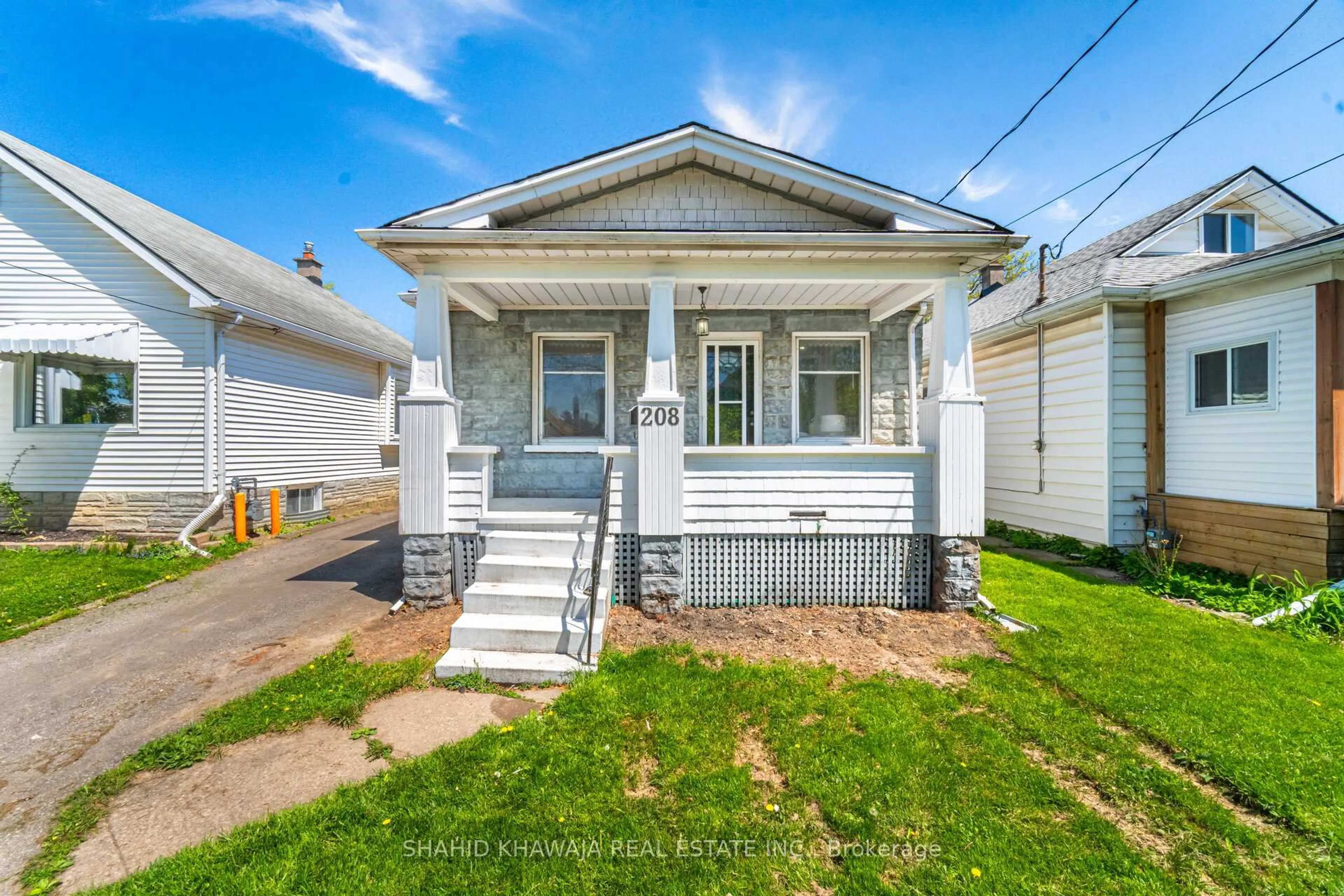 Home with vinyl exterior material, street for 208 Lake St, St. Catharines Ontario L2R 5Z1
