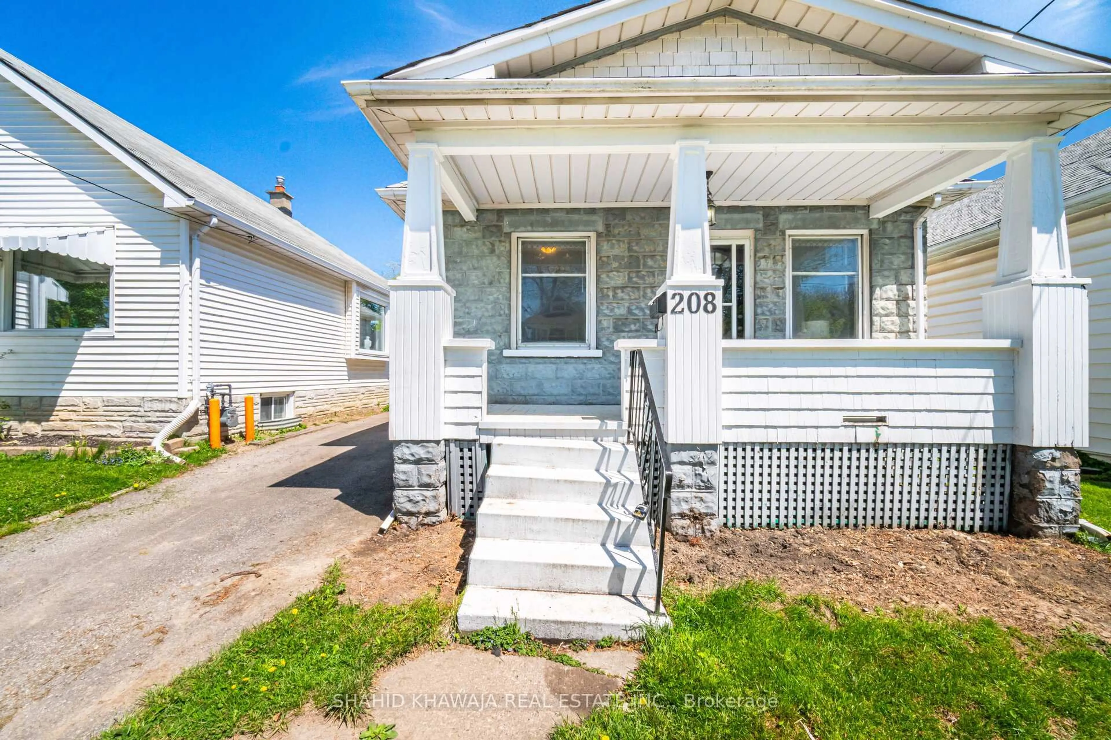 Home with vinyl exterior material, street for 208 Lake St, St. Catharines Ontario L2R 5Z1
