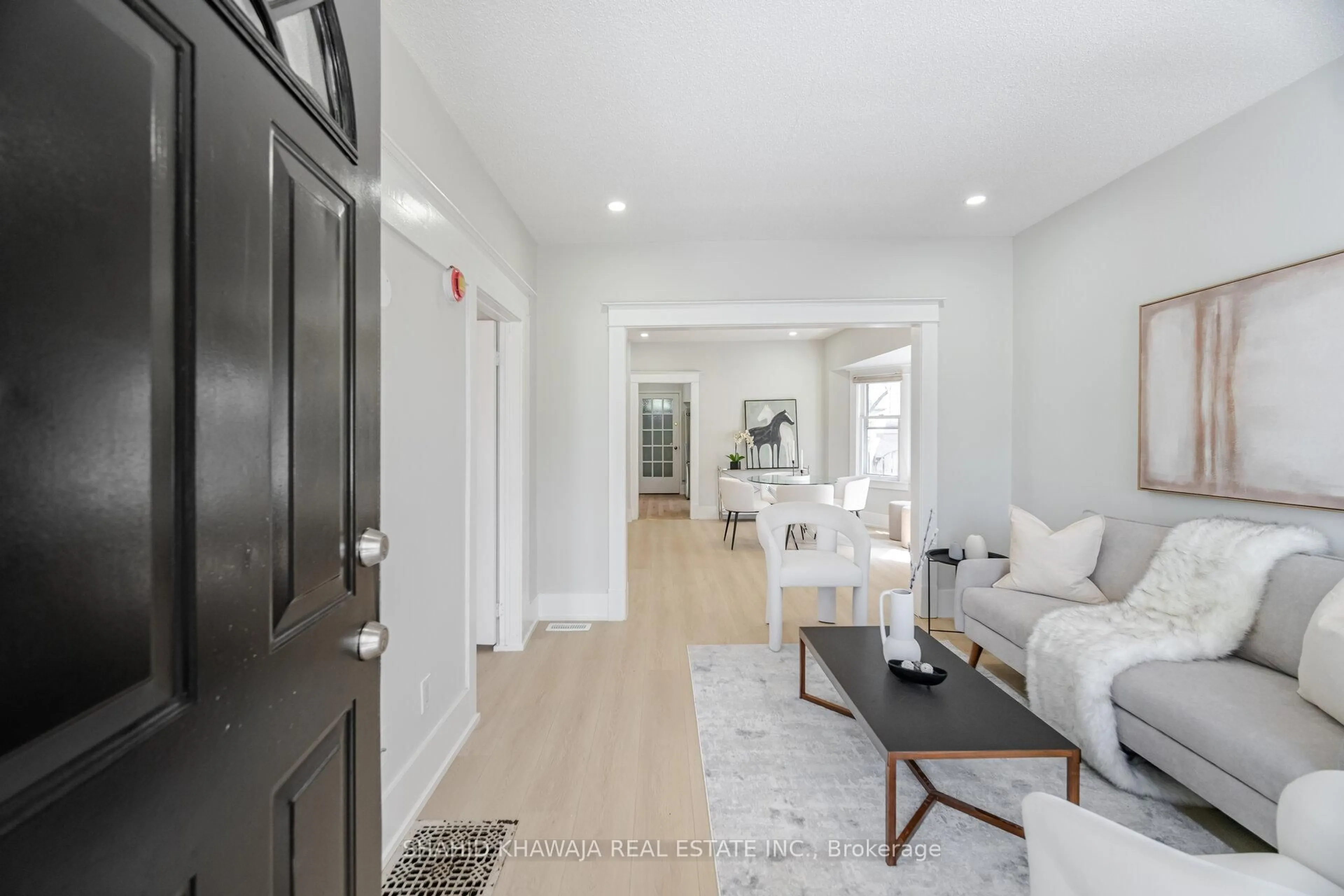 Indoor entryway for 208 Lake St, St. Catharines Ontario L2R 5Z1