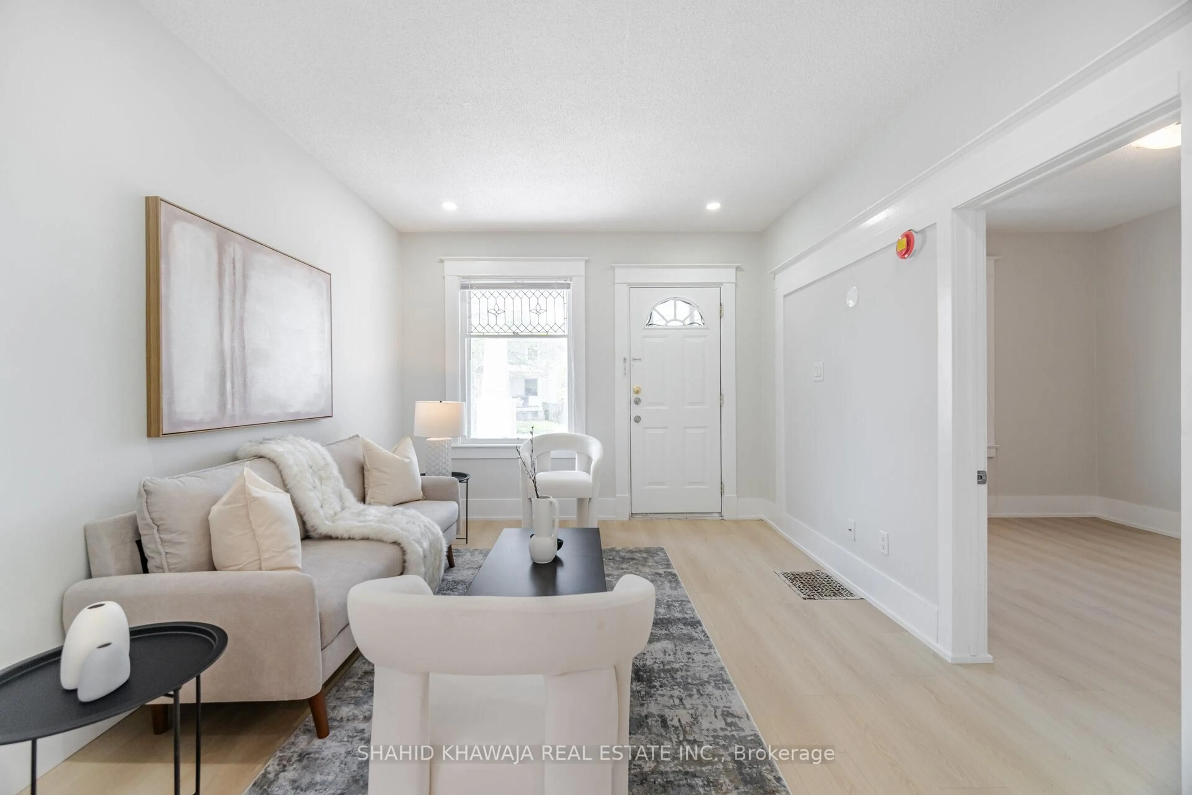 Living room with furniture, unknown for 208 Lake St, St. Catharines Ontario L2R 5Z1