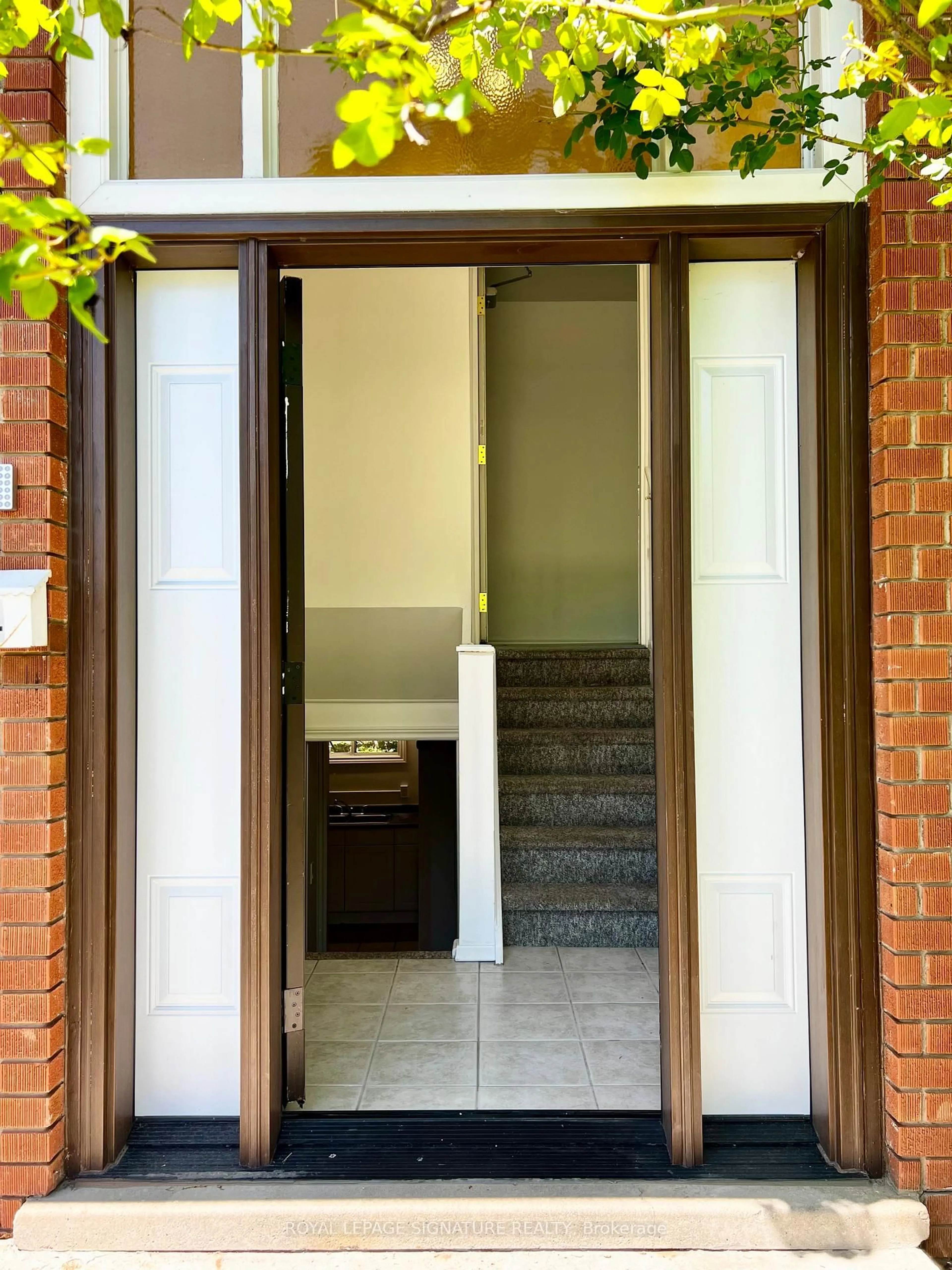 Indoor foyer for 194 Cedarbrae Ave, Waterloo Ontario N2L 4S5