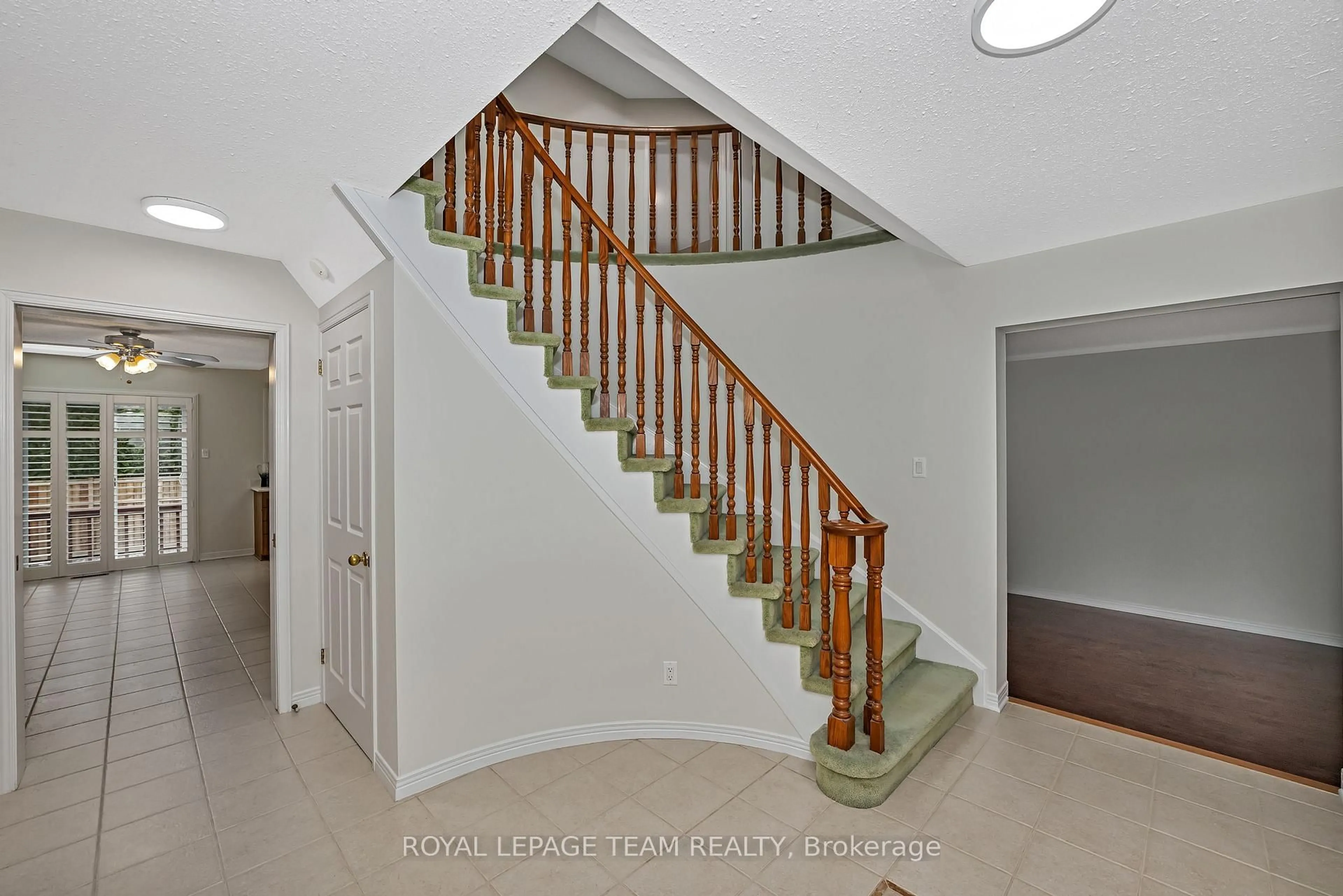 Unknown for 9 Red Oaks Tr, Stittsville Ontario K2S 1E2