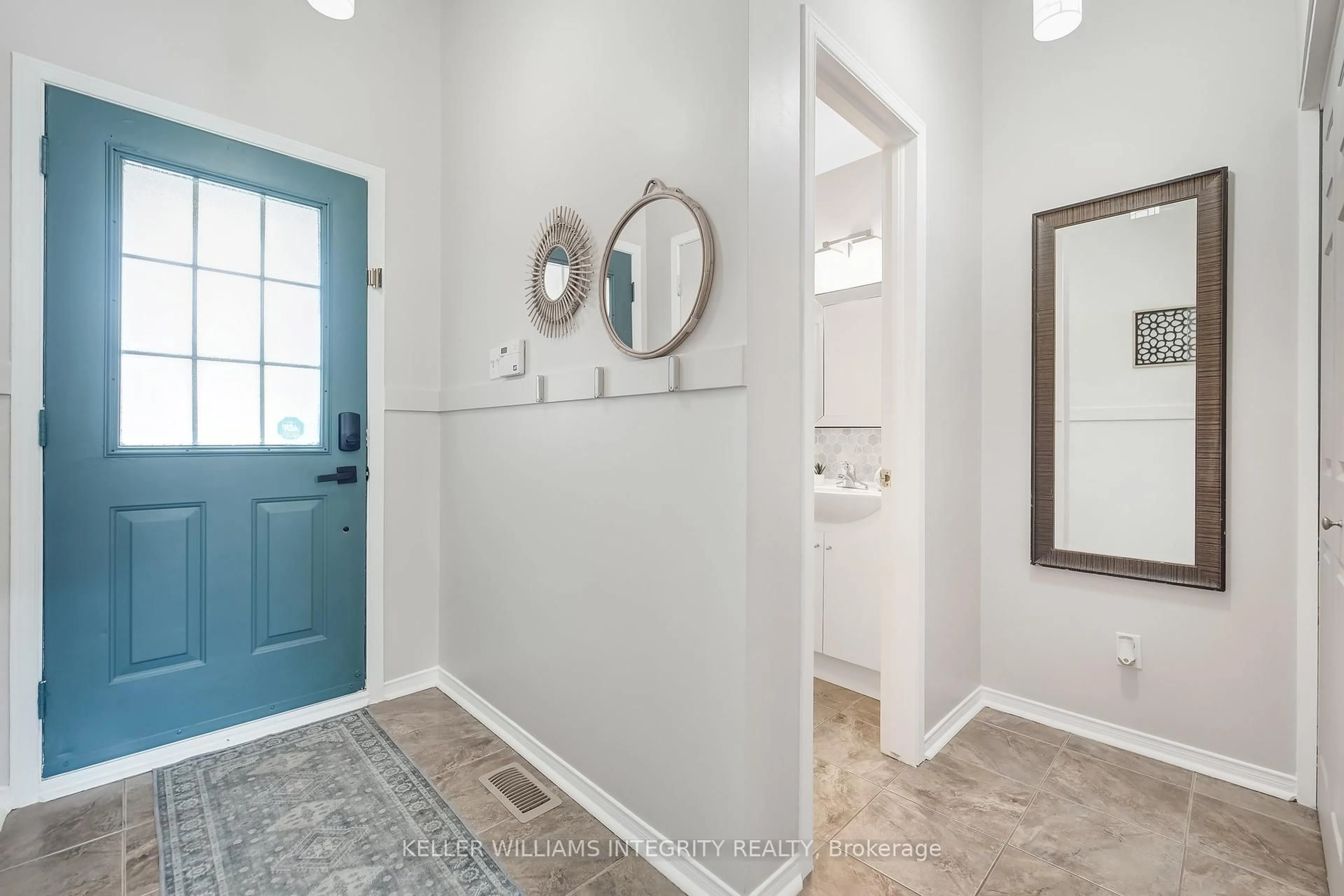 Indoor entryway for 496 Meadowbreeze Dr, Ottawa Ontario K2M 2T6