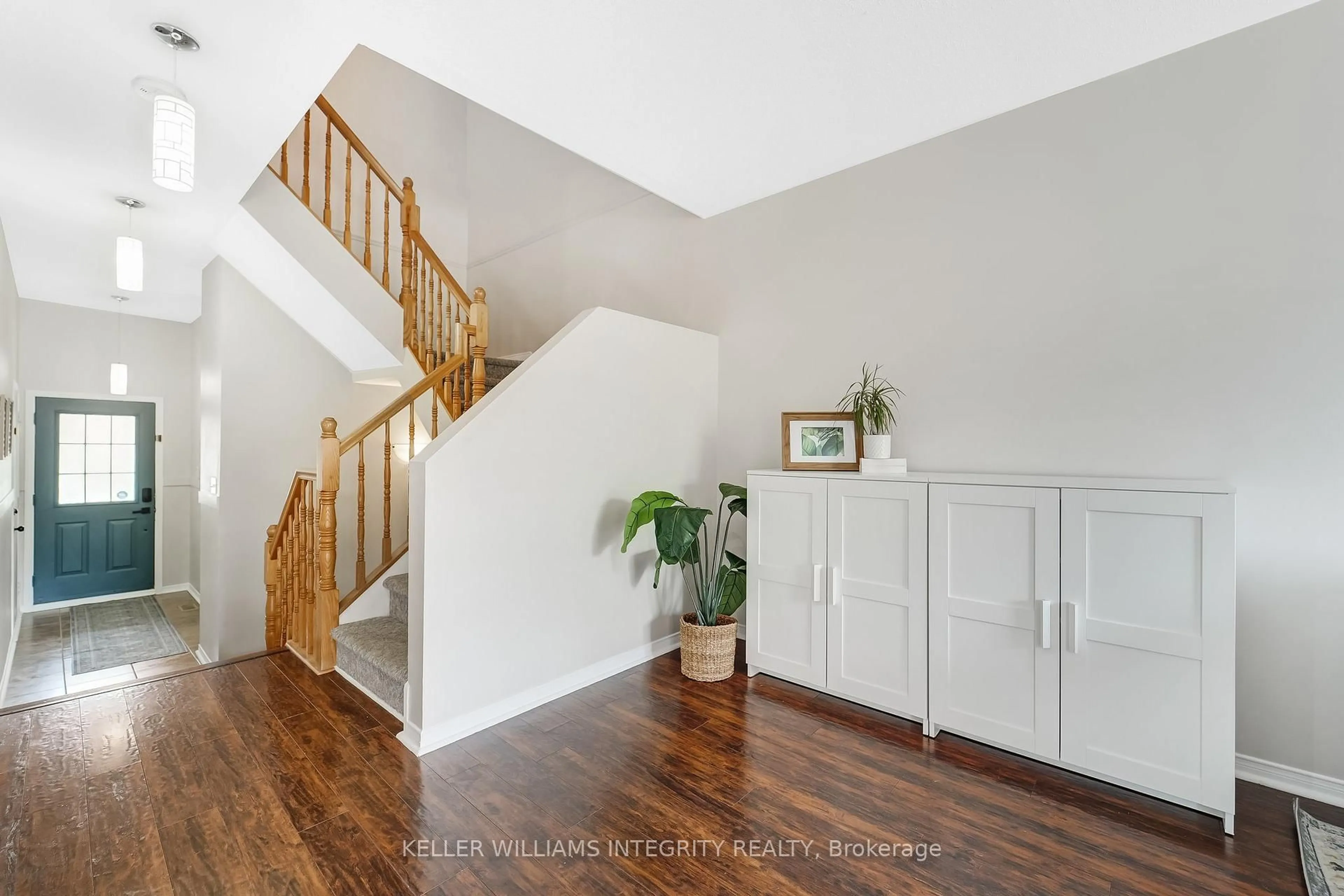 Indoor entryway for 496 Meadowbreeze Dr, Ottawa Ontario K2M 2T6