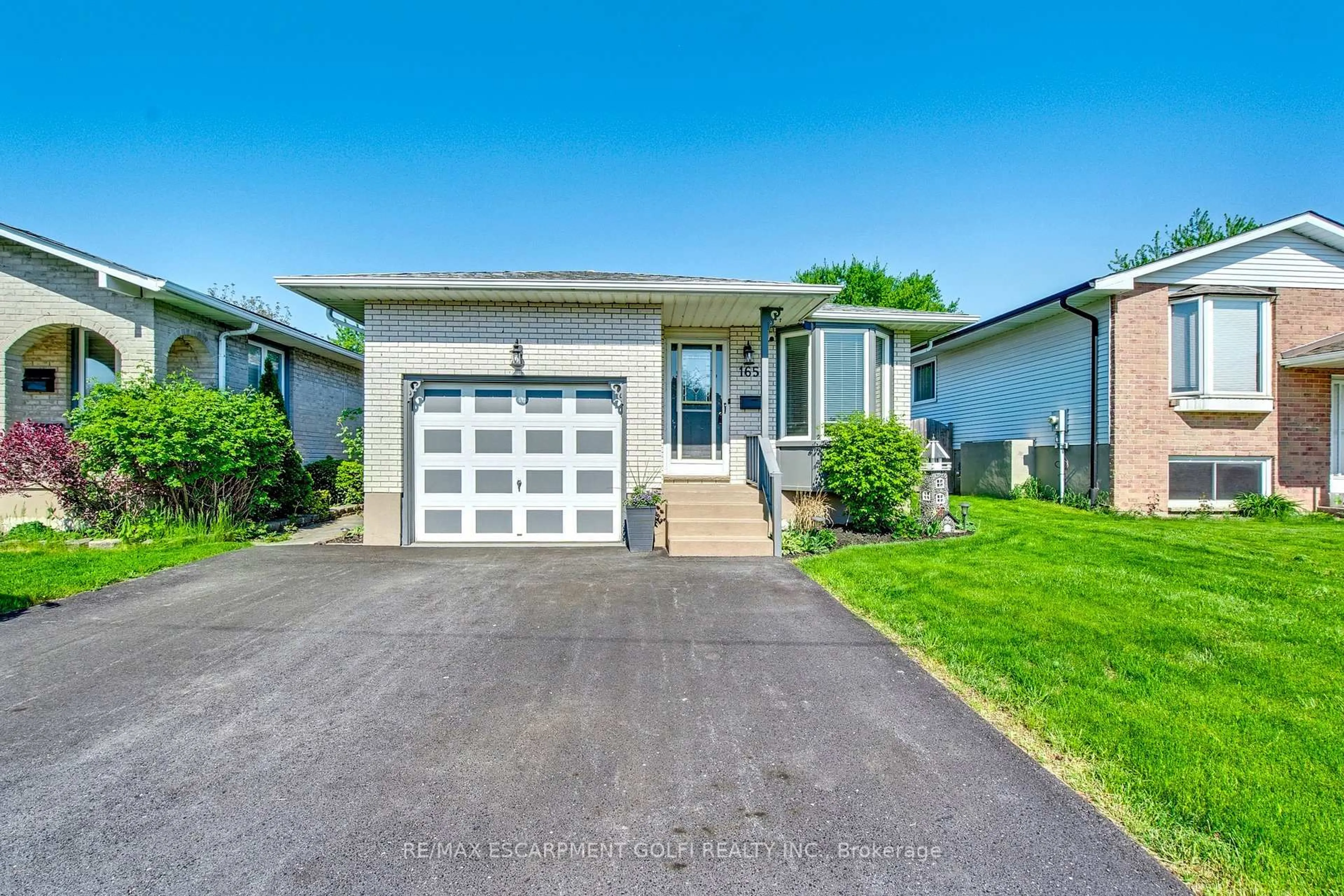 Home with vinyl exterior material, street for 165 Woodrow St, St. Catharines Ontario L2P 3V8