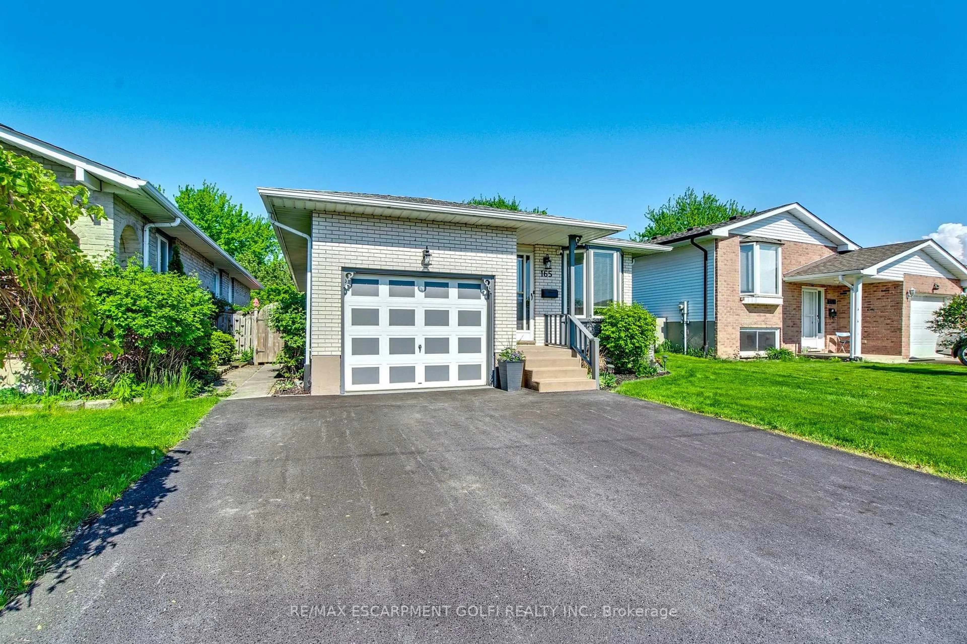 Home with vinyl exterior material, street for 165 Woodrow St, St. Catharines Ontario L2P 3V8