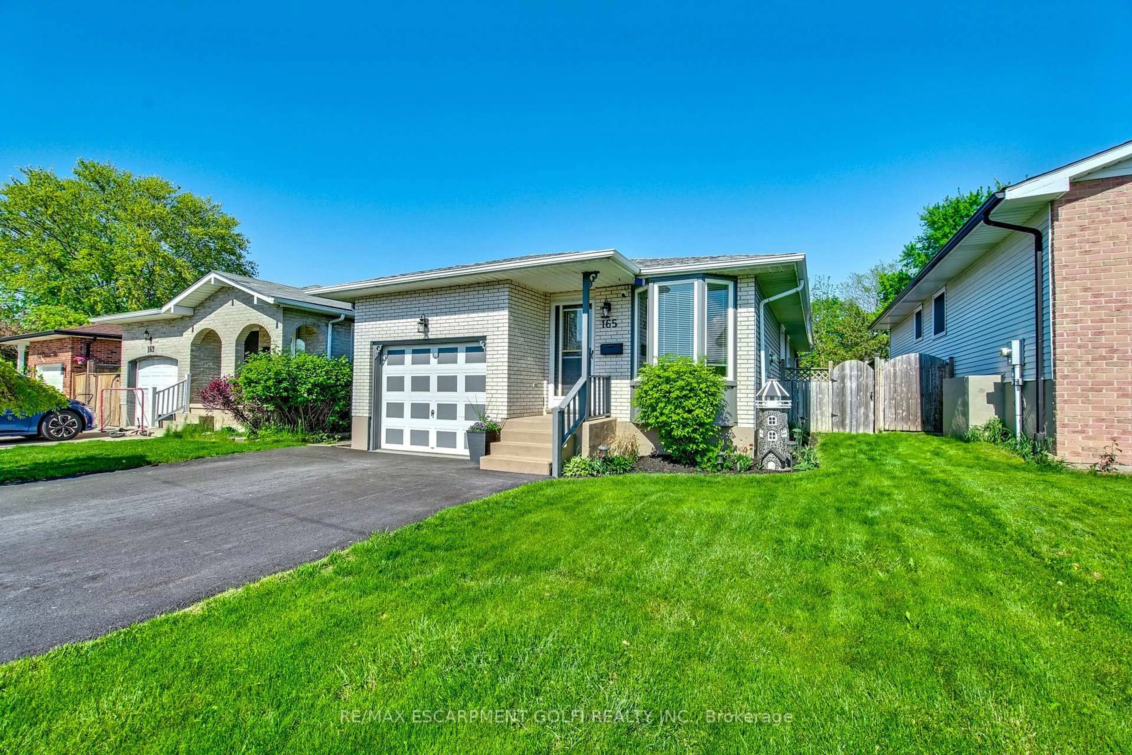Home with vinyl exterior material, street for 165 Woodrow St, St. Catharines Ontario L2P 3V8