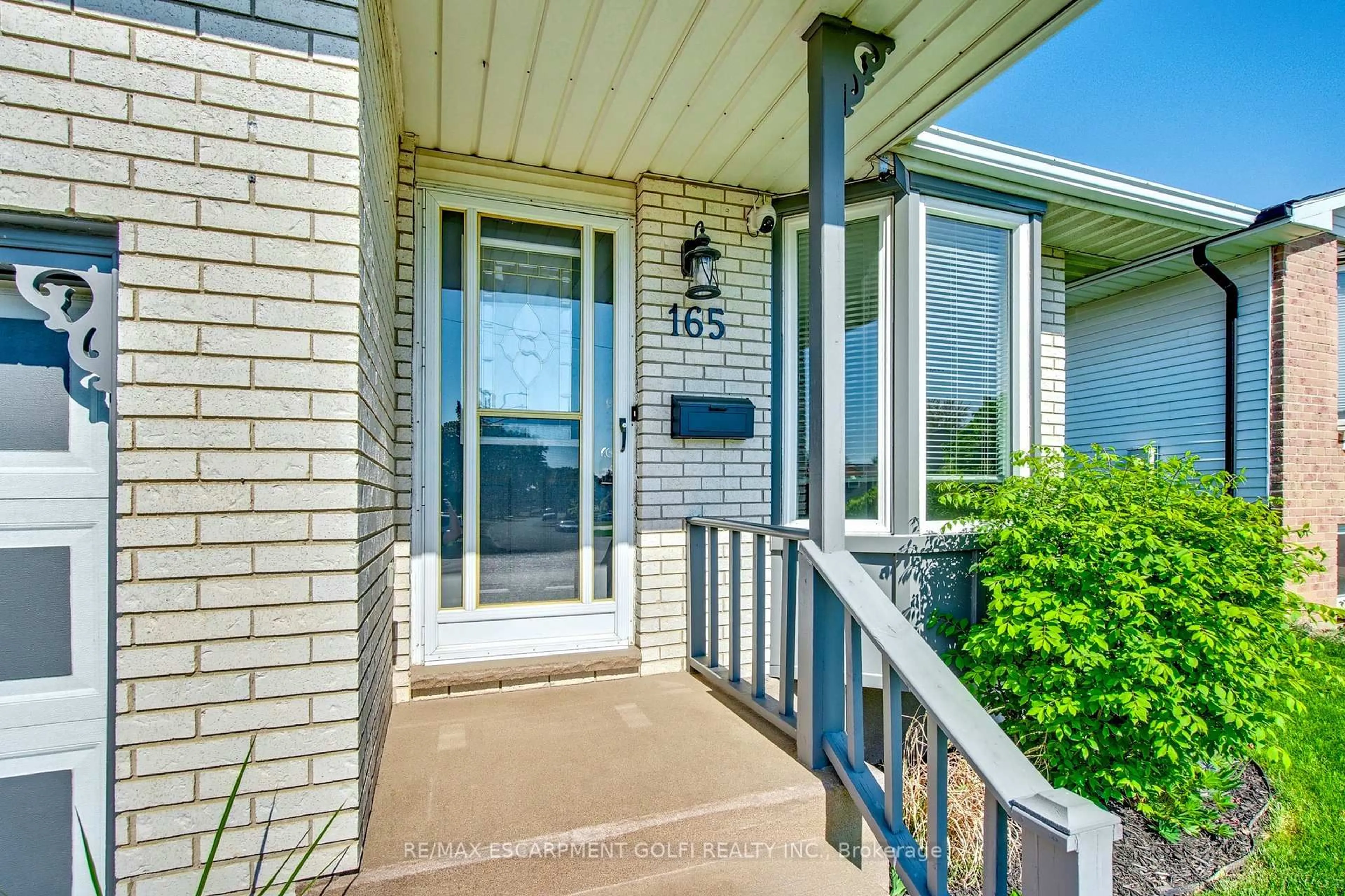 Indoor entryway for 165 Woodrow St, St. Catharines Ontario L2P 3V8