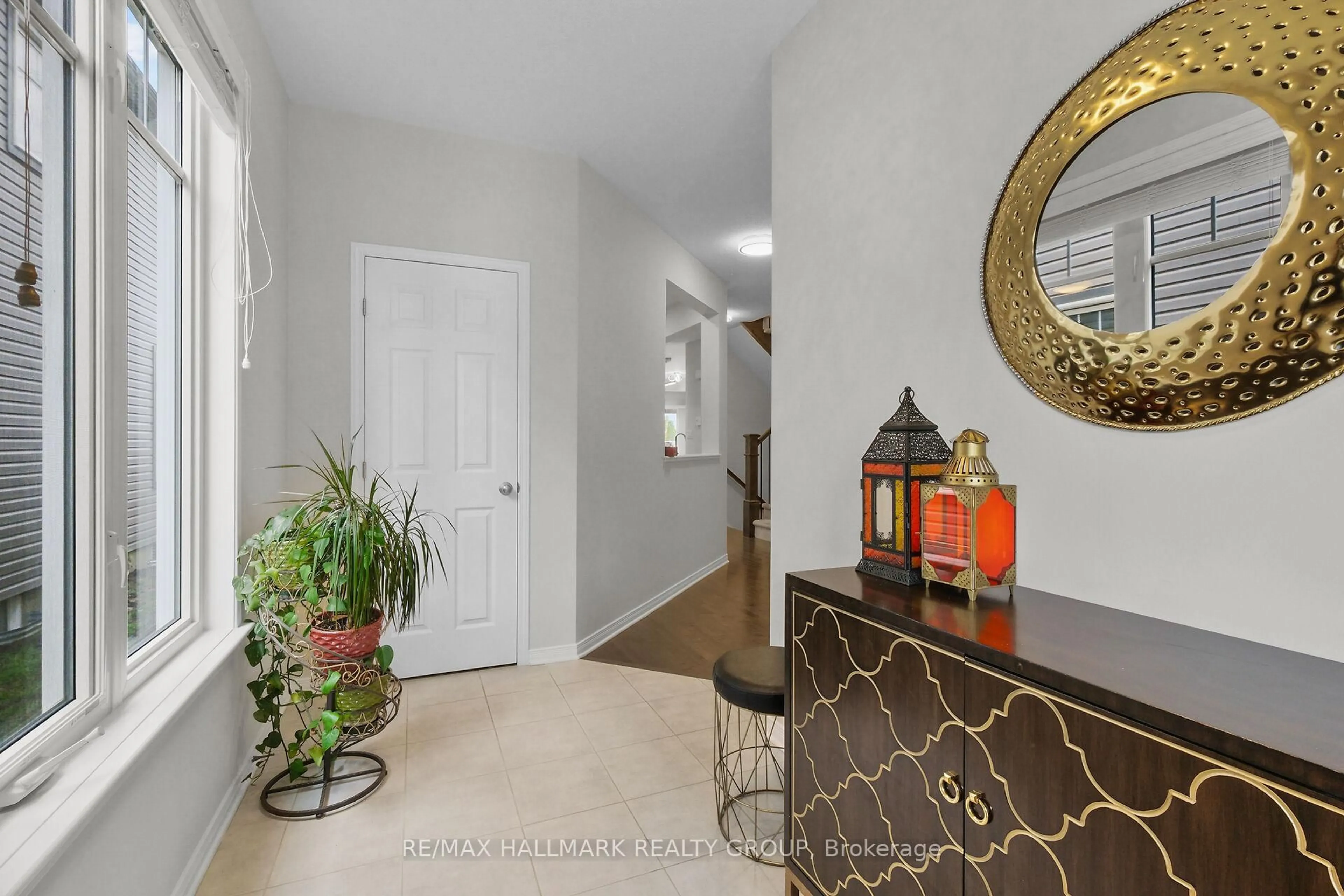 Indoor entryway for 74 Tapadero Ave, Ottawa Ontario K2V 0C9