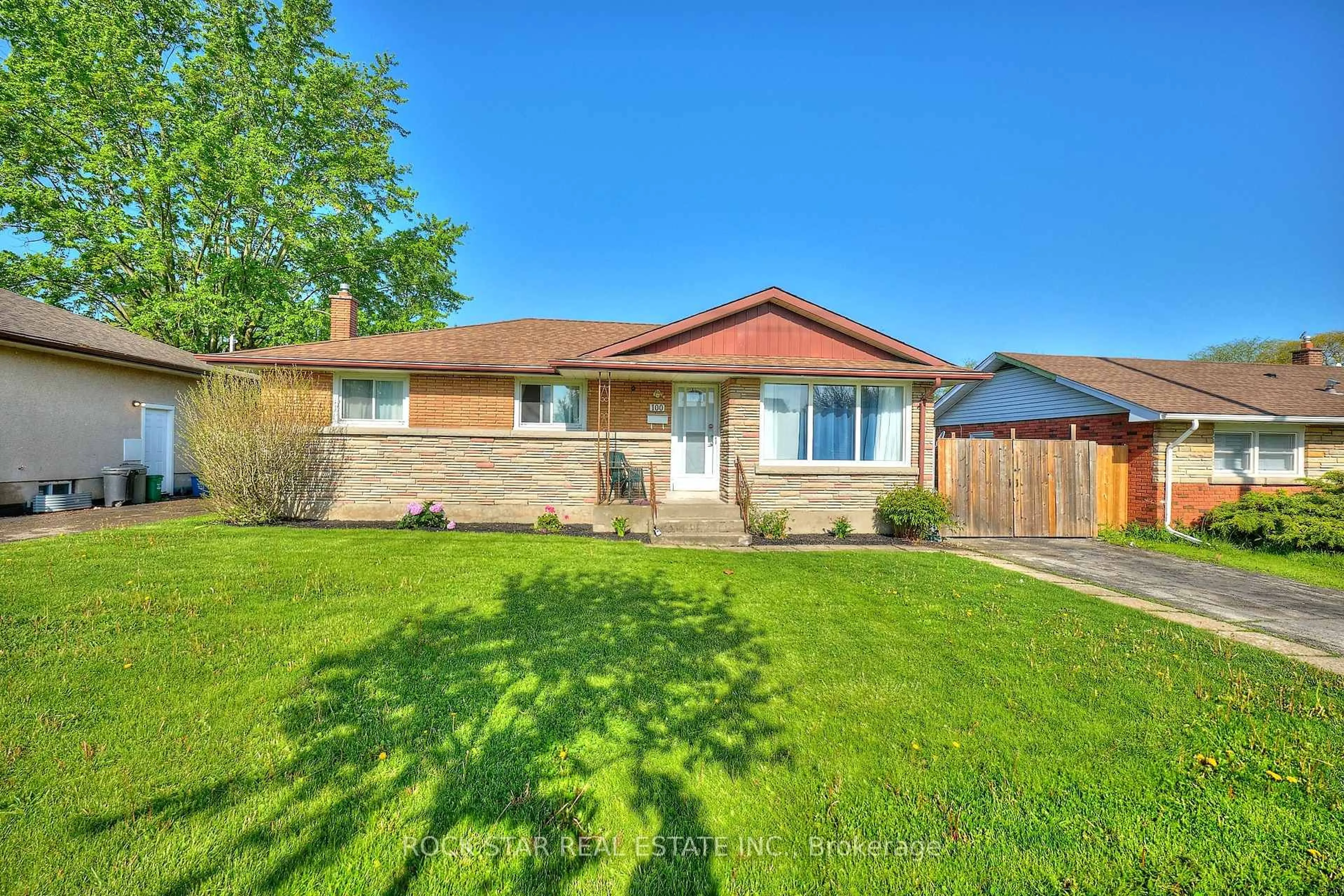 Home with brick exterior material, street for 100 Jacobson Ave, St. Catharines Ontario L2T 3A3
