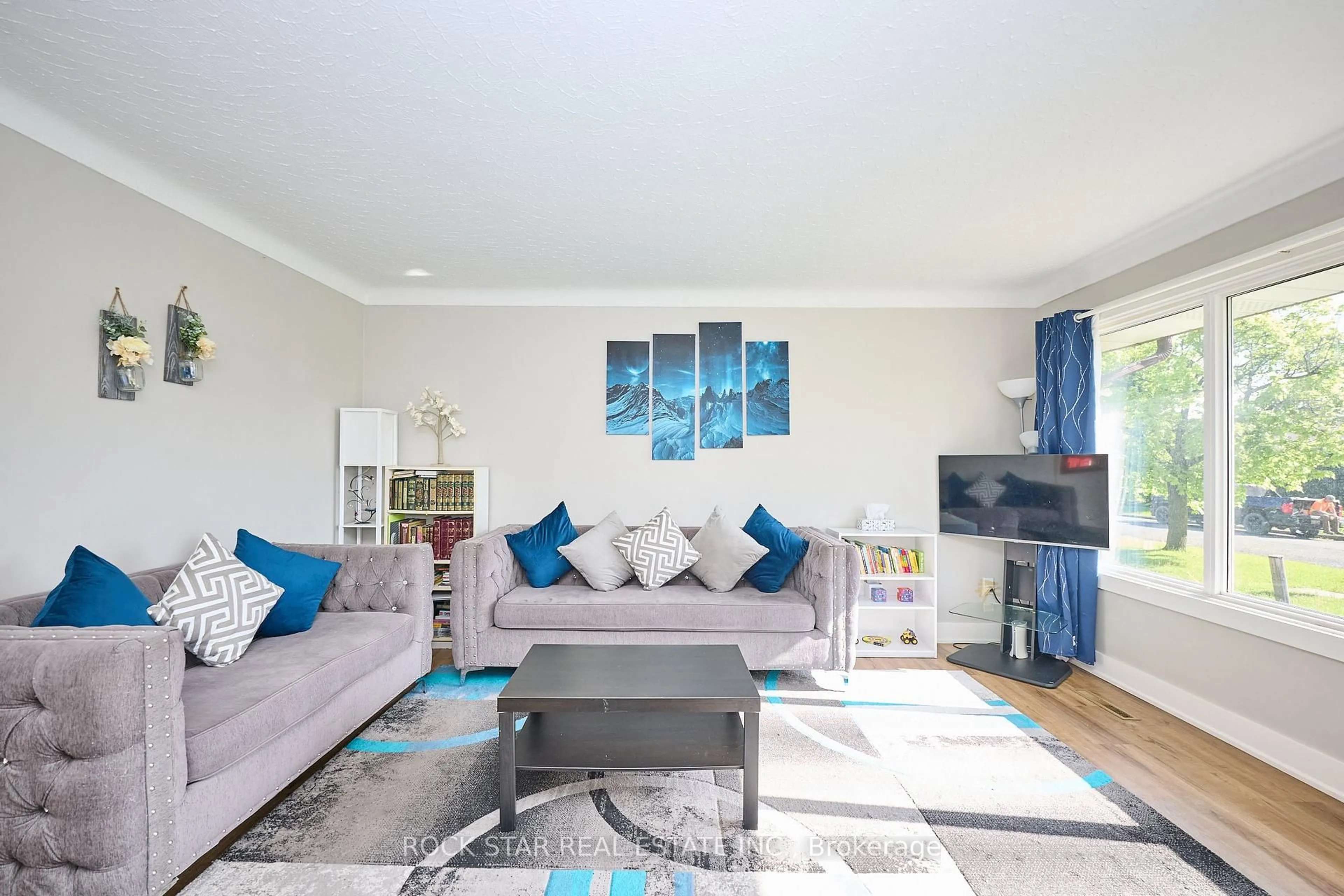 Living room with furniture, unknown for 100 Jacobson Ave, St. Catharines Ontario L2T 3A3