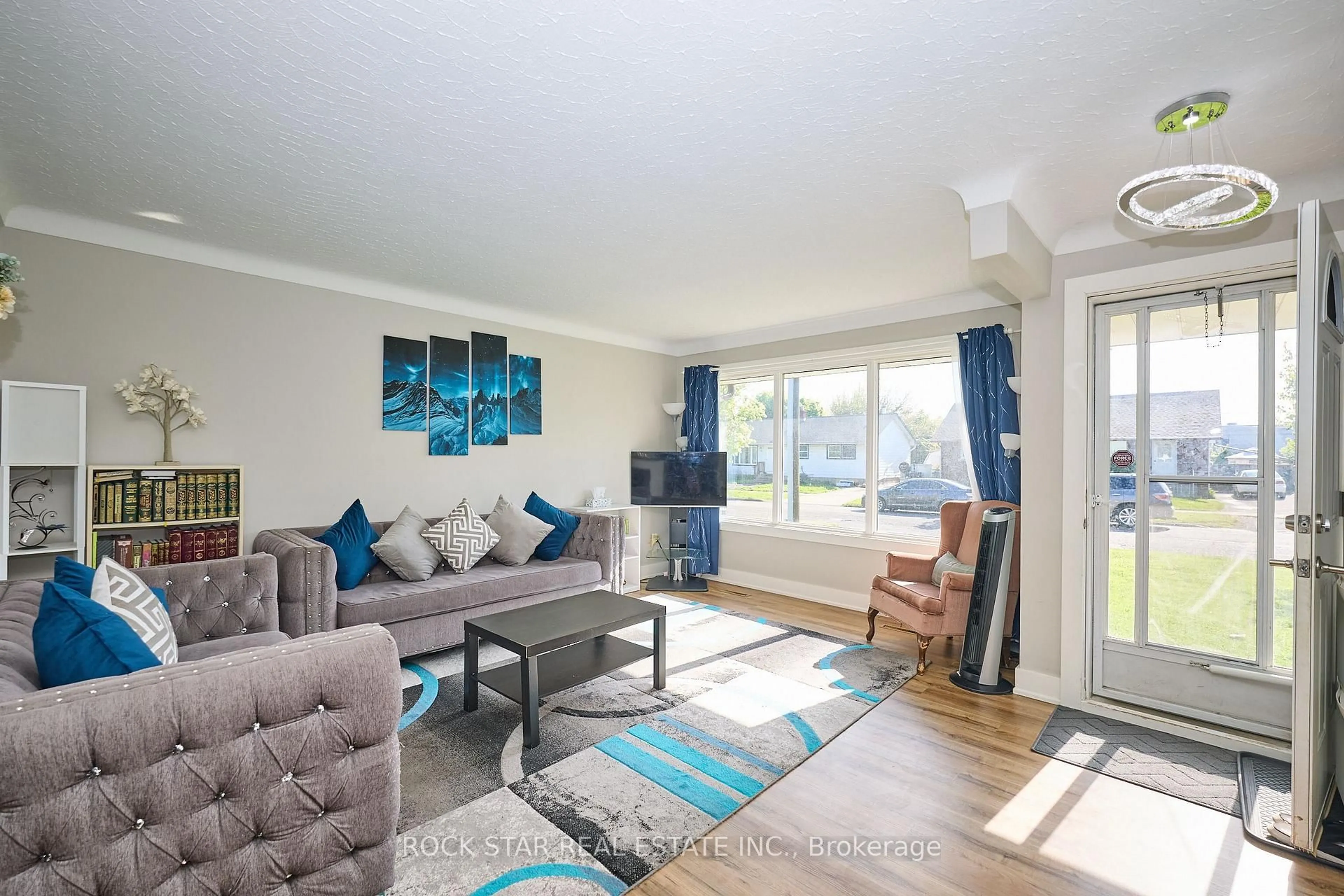 Living room with furniture, wood/laminate floor for 100 Jacobson Ave, St. Catharines Ontario L2T 3A3
