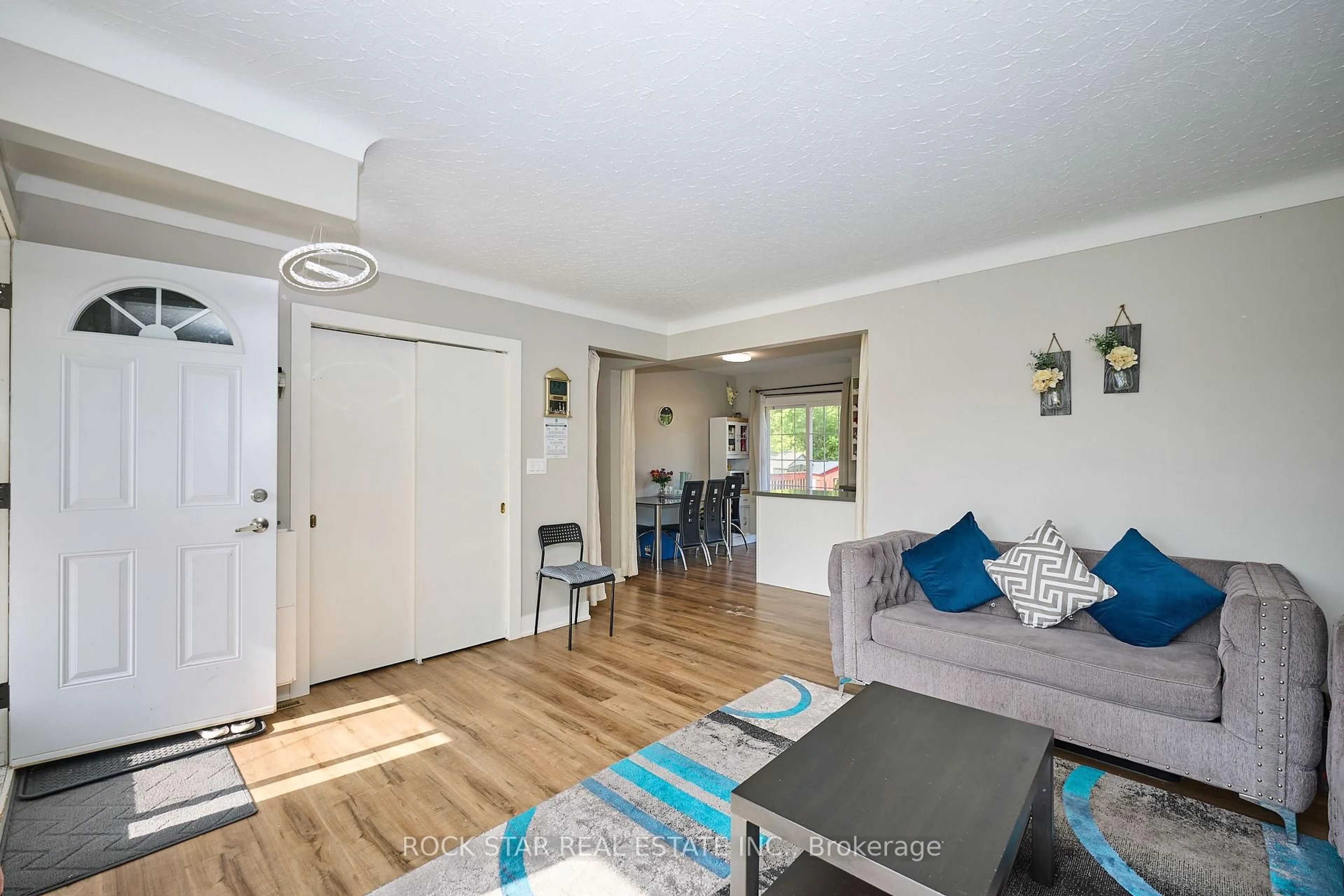 Living room with furniture, wood/laminate floor for 100 Jacobson Ave, St. Catharines Ontario L2T 3A3