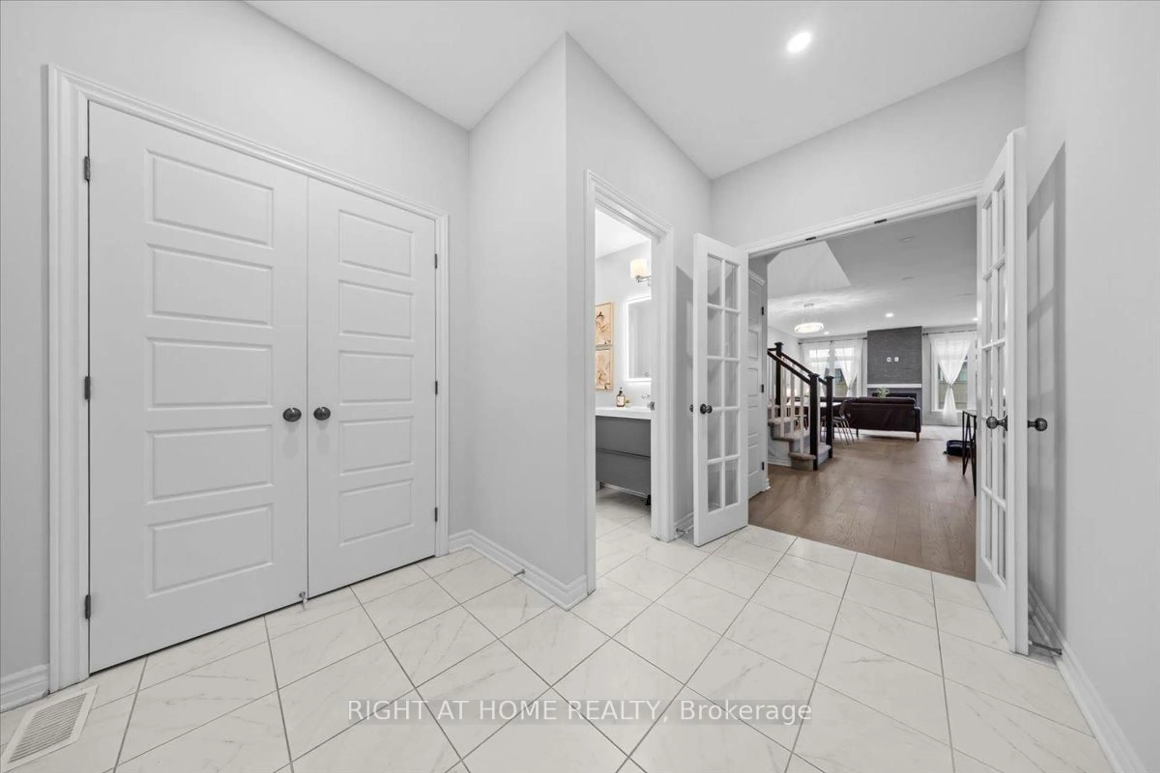 Indoor entryway for 637 VIVERA Pl, Ottawa Ontario K2S 1B9