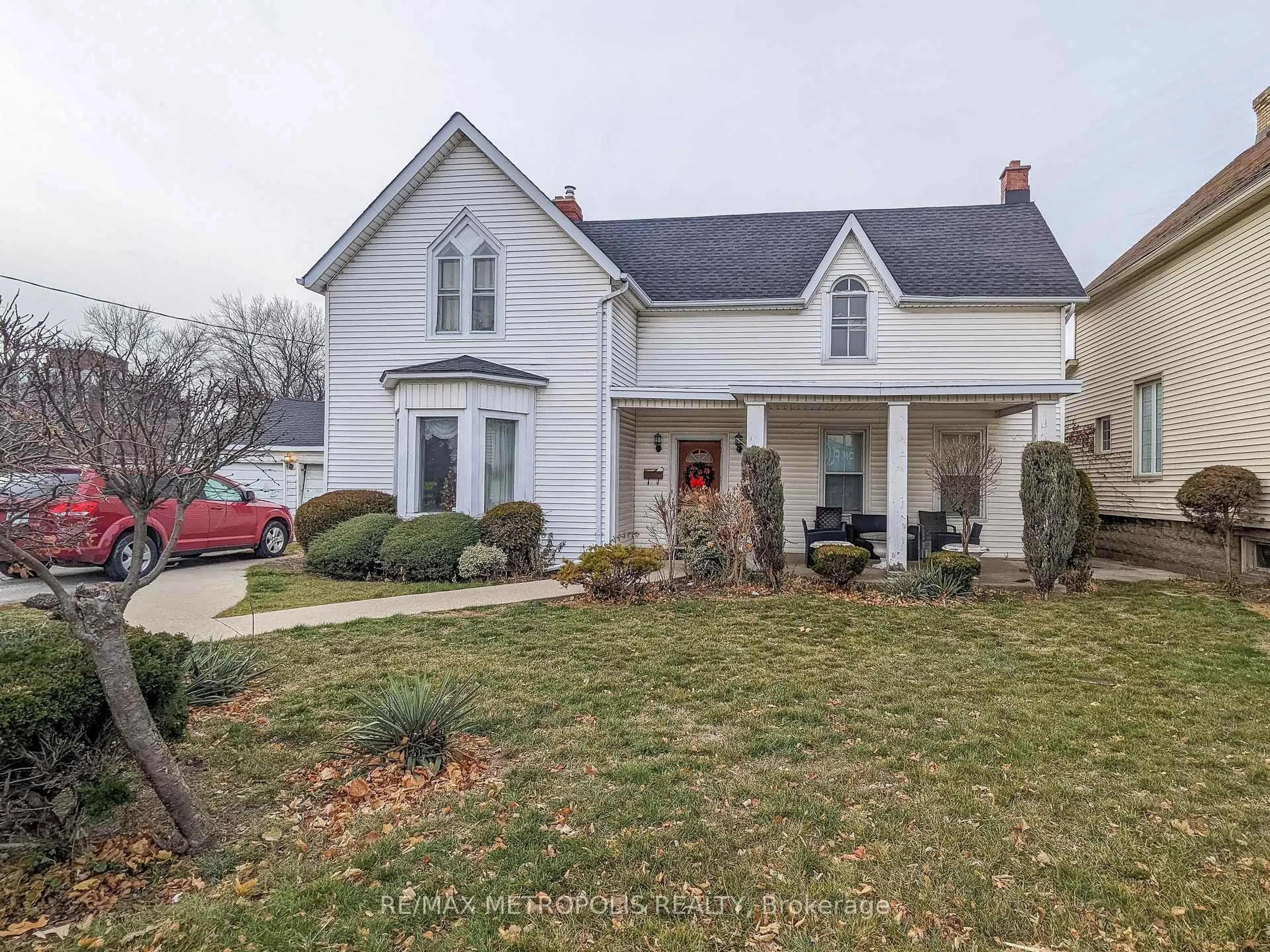 A pic from outside/outdoor area/front of a property/back of a property/a pic from drone, street for 529 Christina St, Sarnia Ontario N7T 5W5