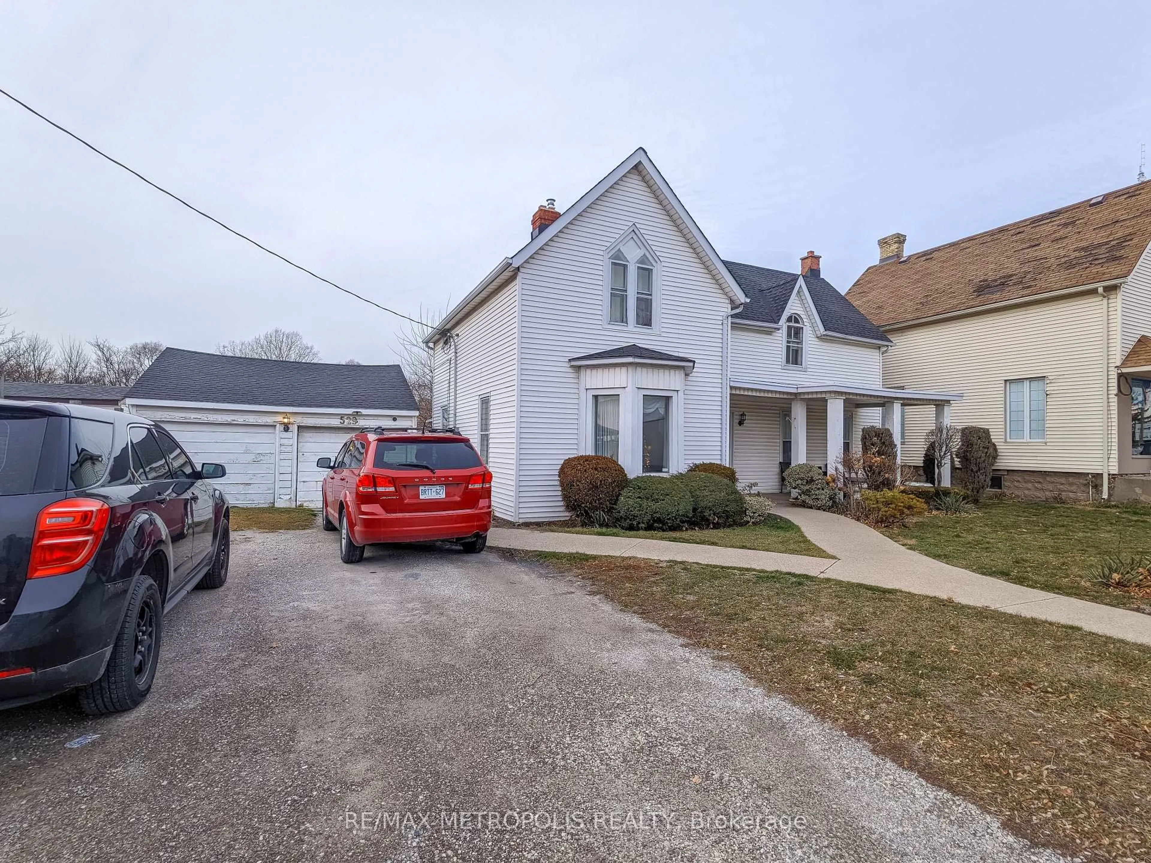 A pic from outside/outdoor area/front of a property/back of a property/a pic from drone, street for 529 Christina St, Sarnia Ontario N7T 5W5