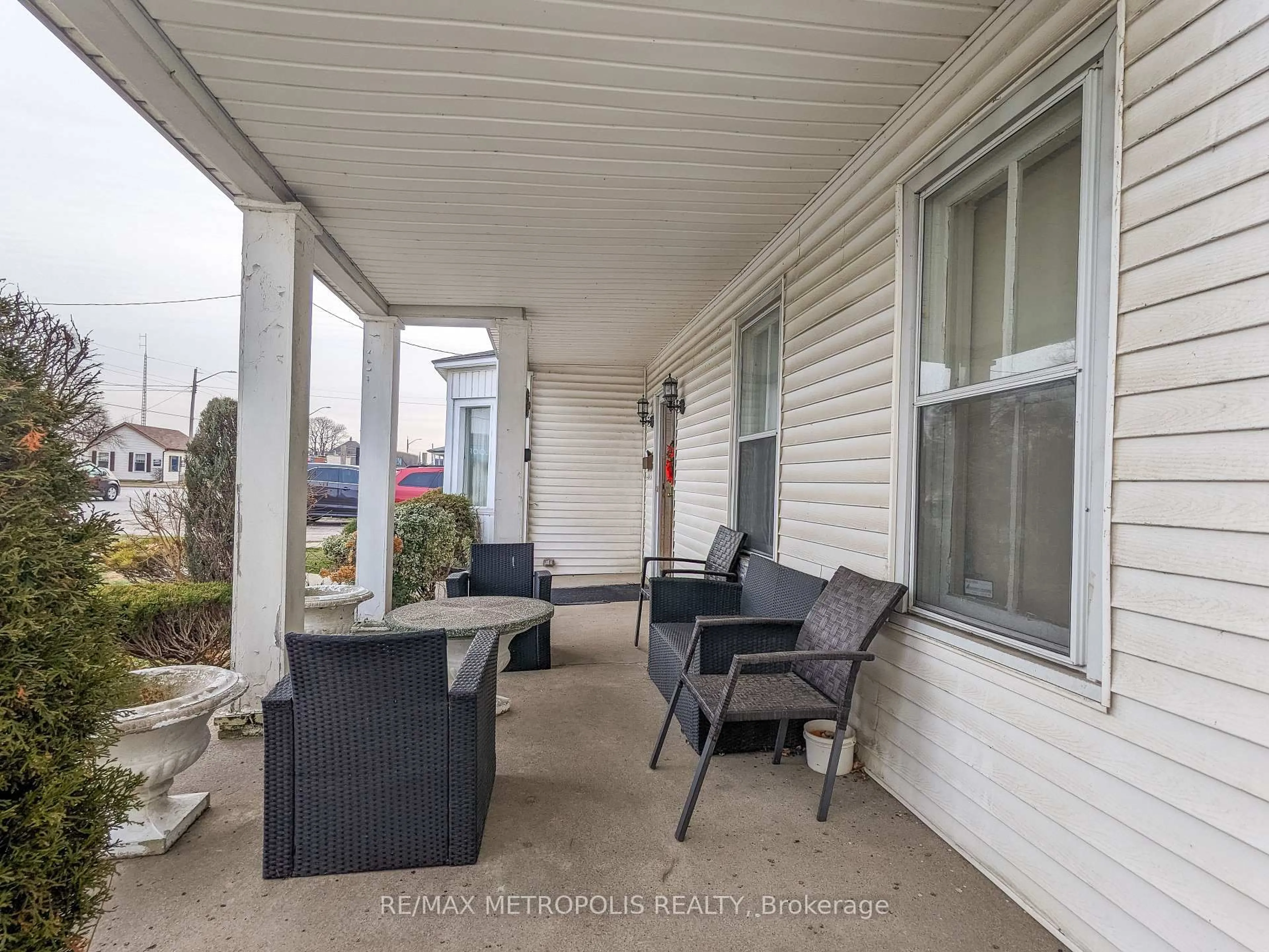 Patio, street for 529 Christina St, Sarnia Ontario N7T 5W5